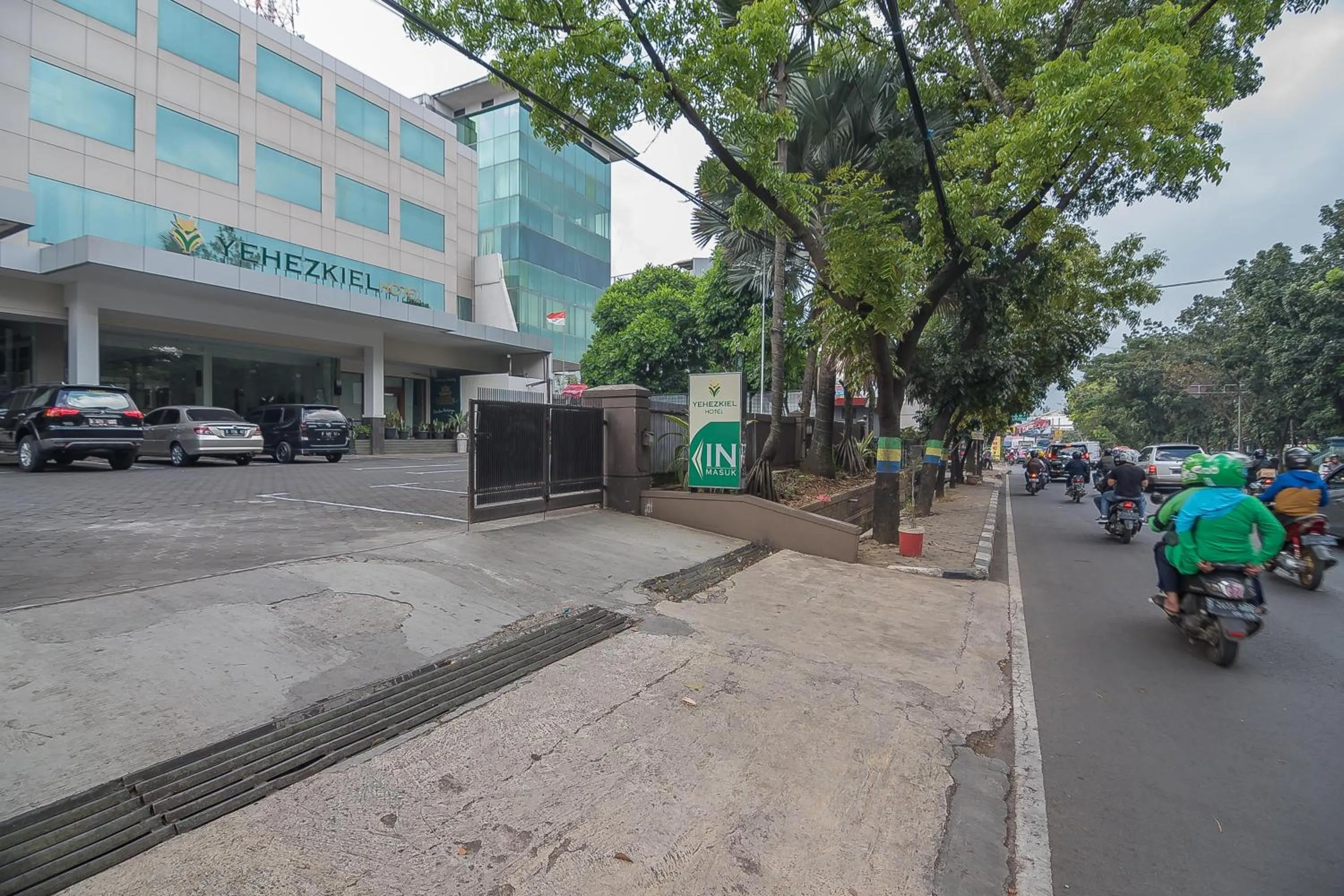 Facade/entrance in Hotel Yehezkiel Surapati Mitra RedDoorz