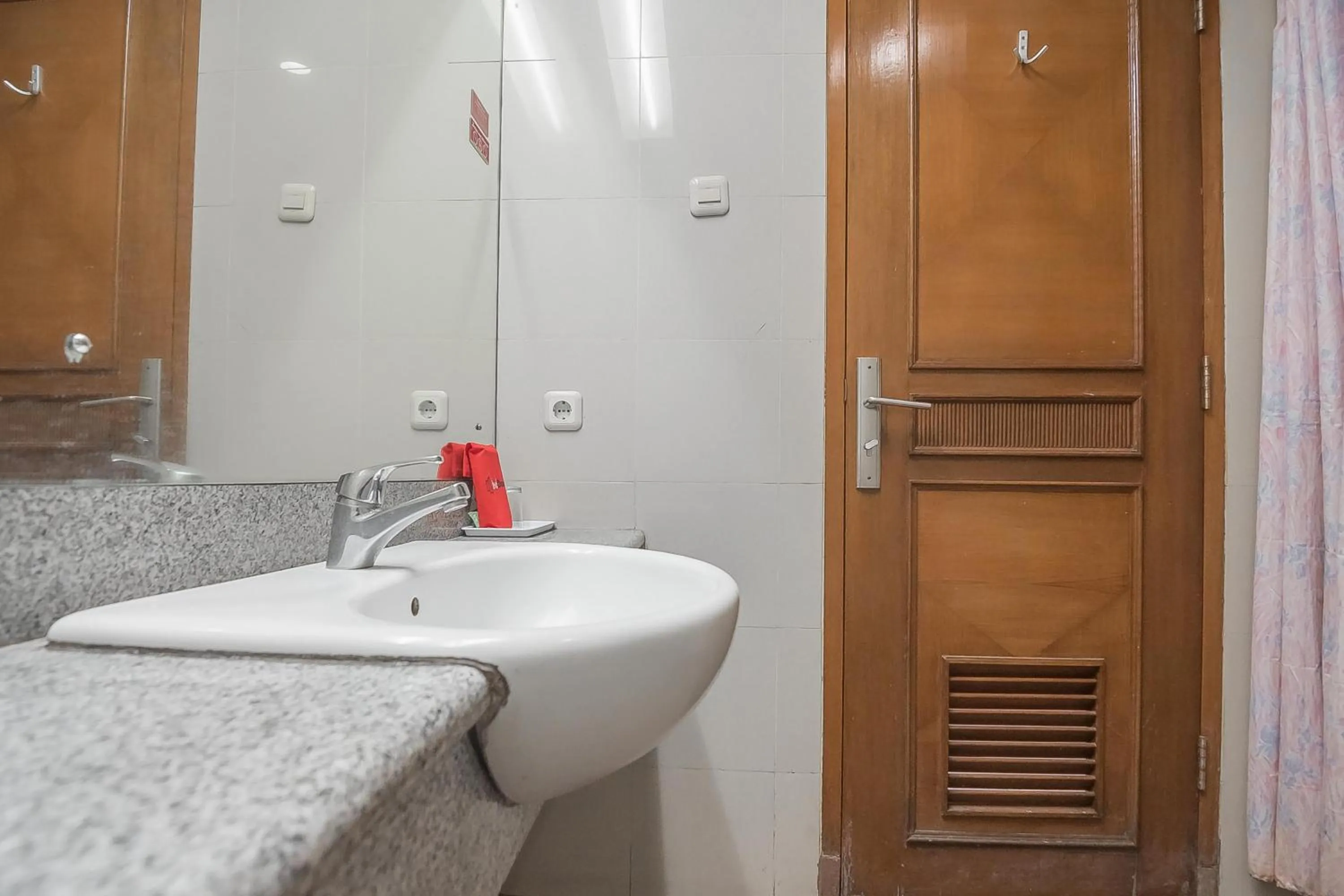 Bathroom in Hotel Yehezkiel Surapati Mitra RedDoorz
