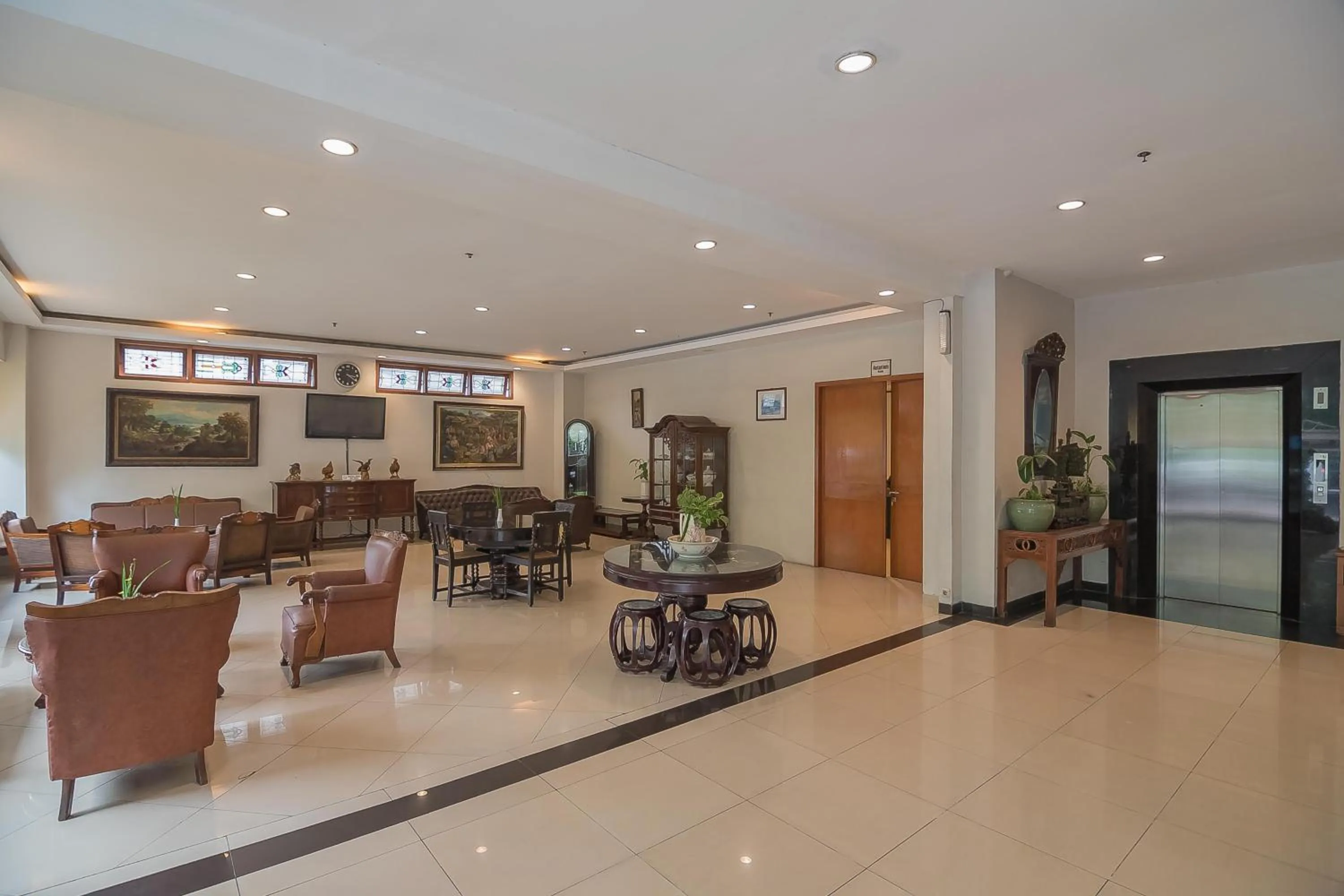 Seating area in Hotel Yehezkiel Surapati Mitra RedDoorz