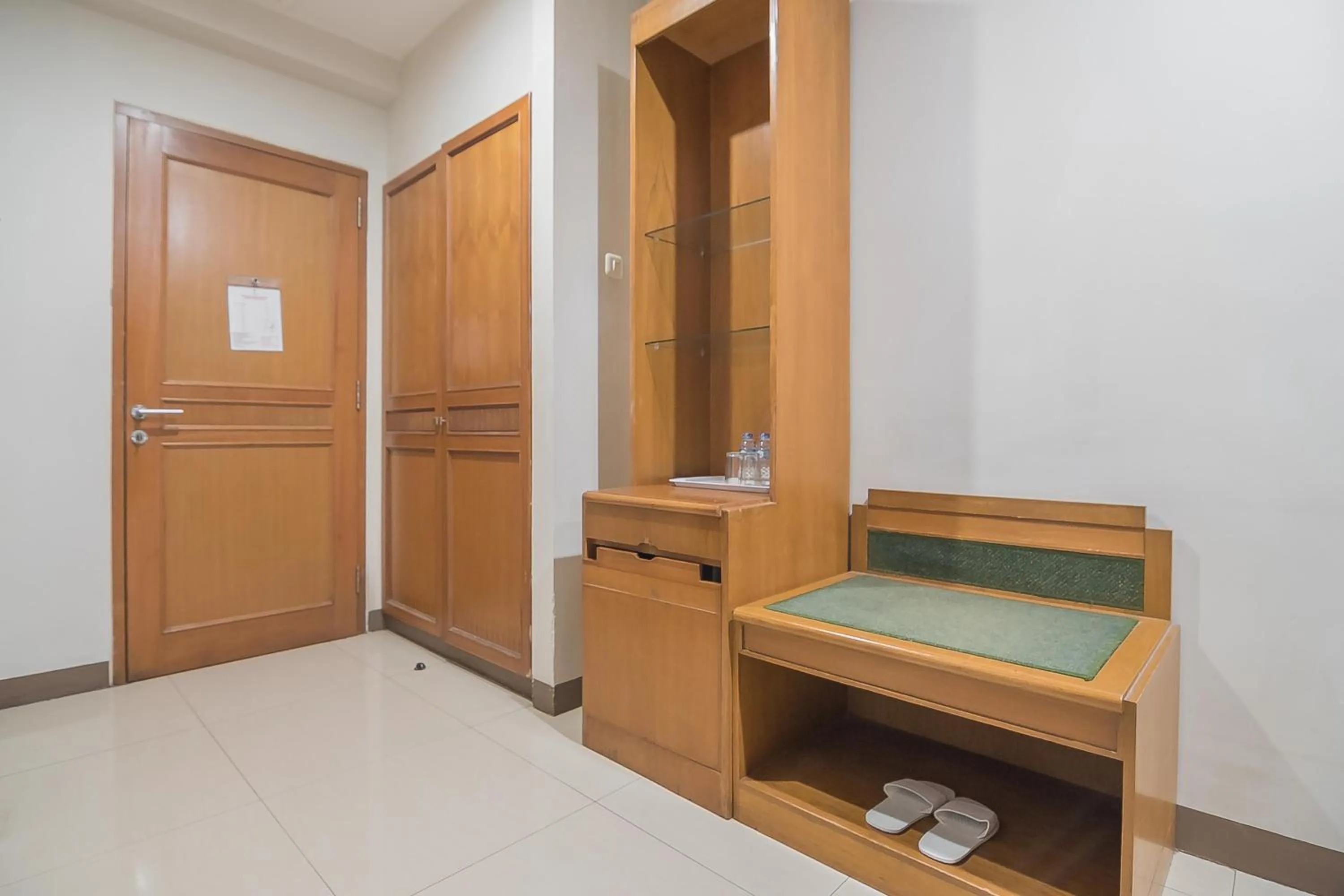 Bedroom in Hotel Yehezkiel Surapati Mitra RedDoorz