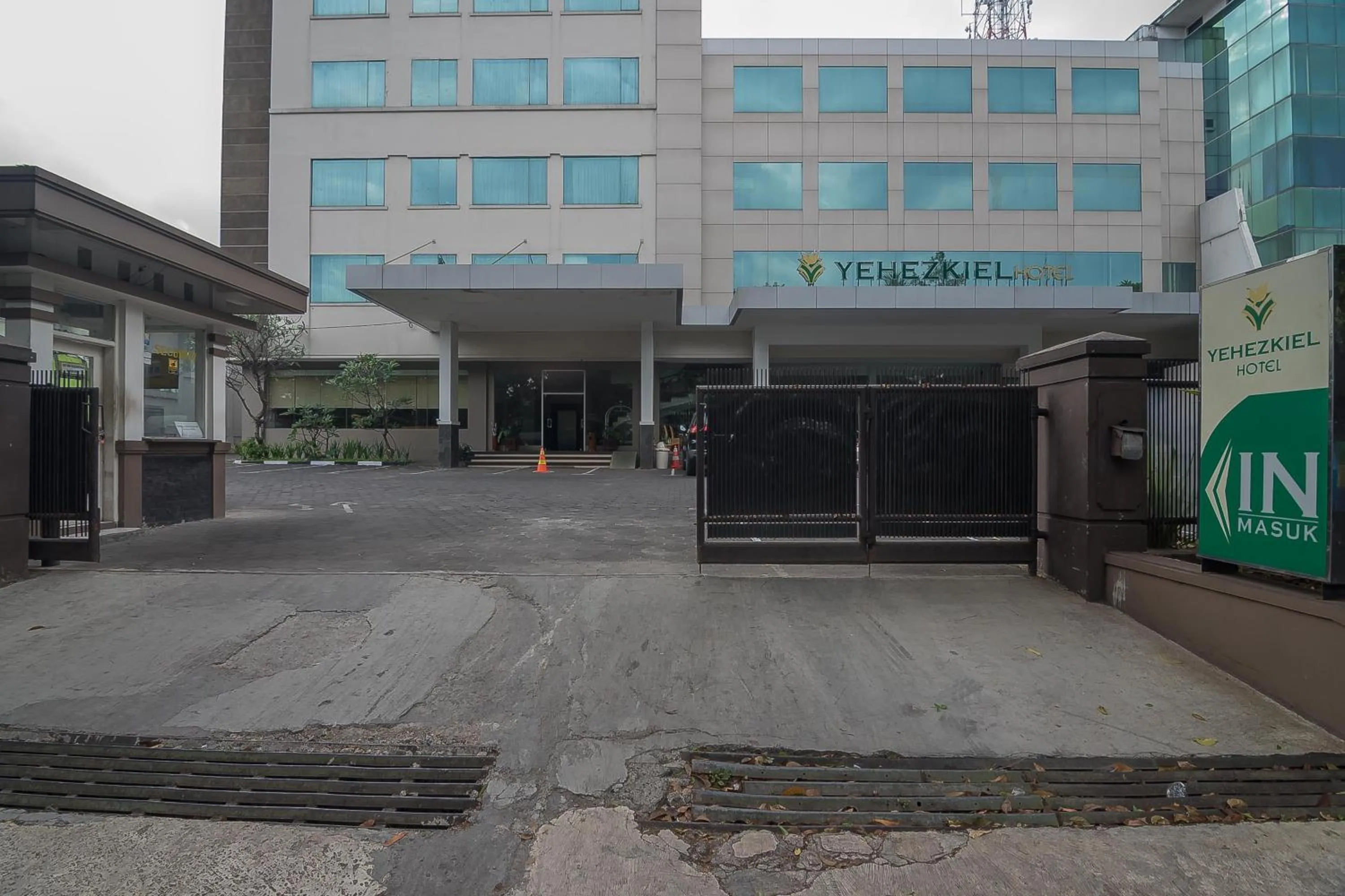 Property logo or sign in Hotel Yehezkiel Surapati Mitra RedDoorz