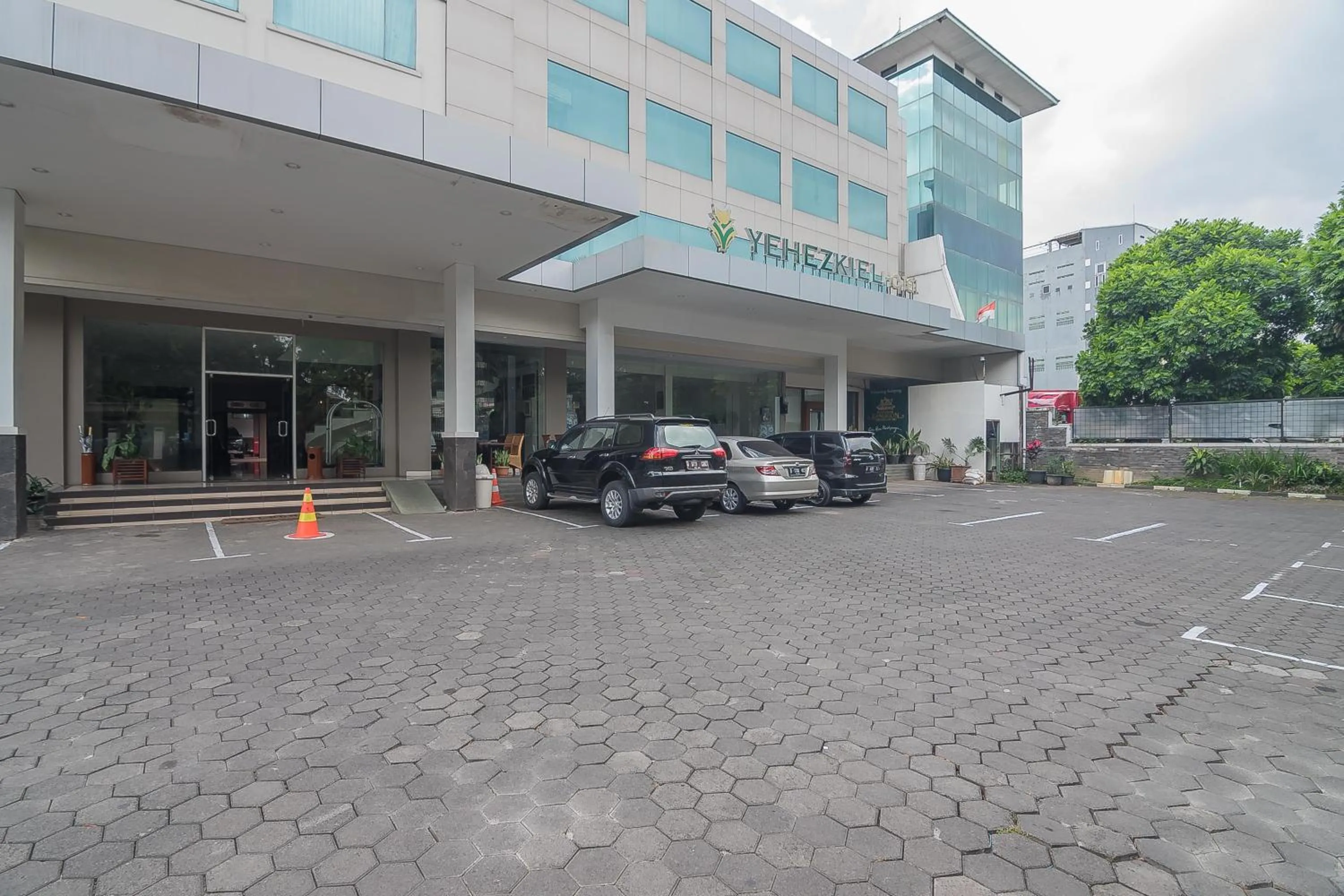 Facade/entrance in Hotel Yehezkiel Surapati Mitra RedDoorz
