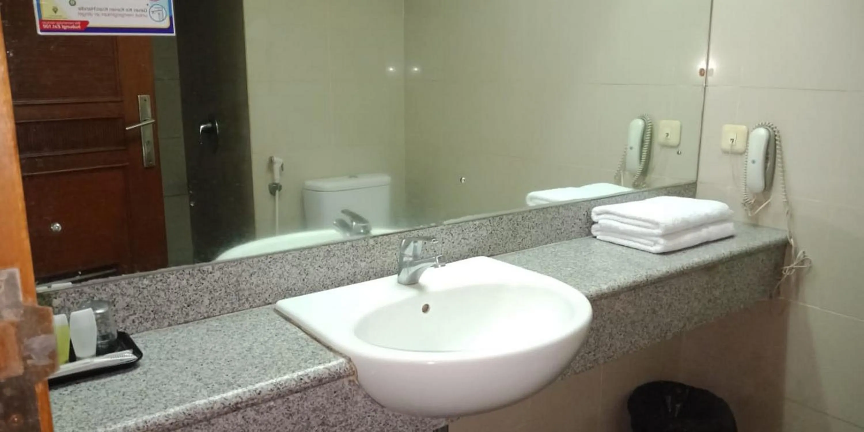 Bathroom in Hotel Yehezkiel Surapati Mitra RedDoorz