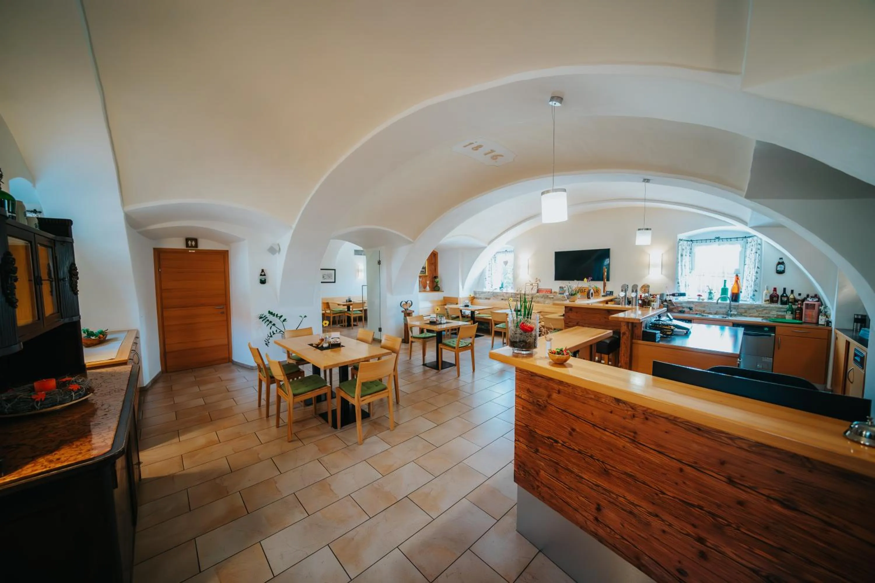 Restaurant/places to eat in Hotel Leo