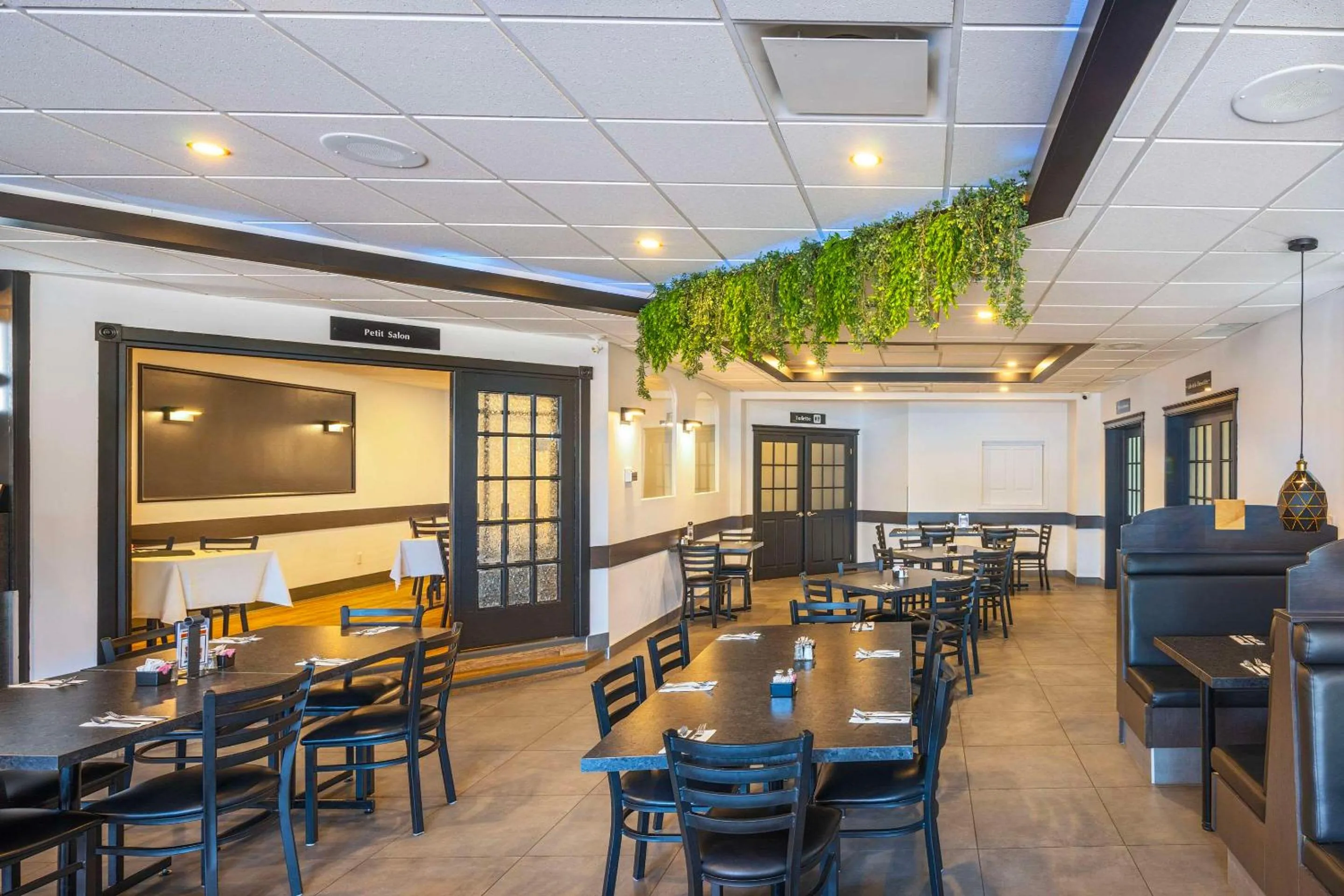 Restaurant/places to eat in Econo Lodge