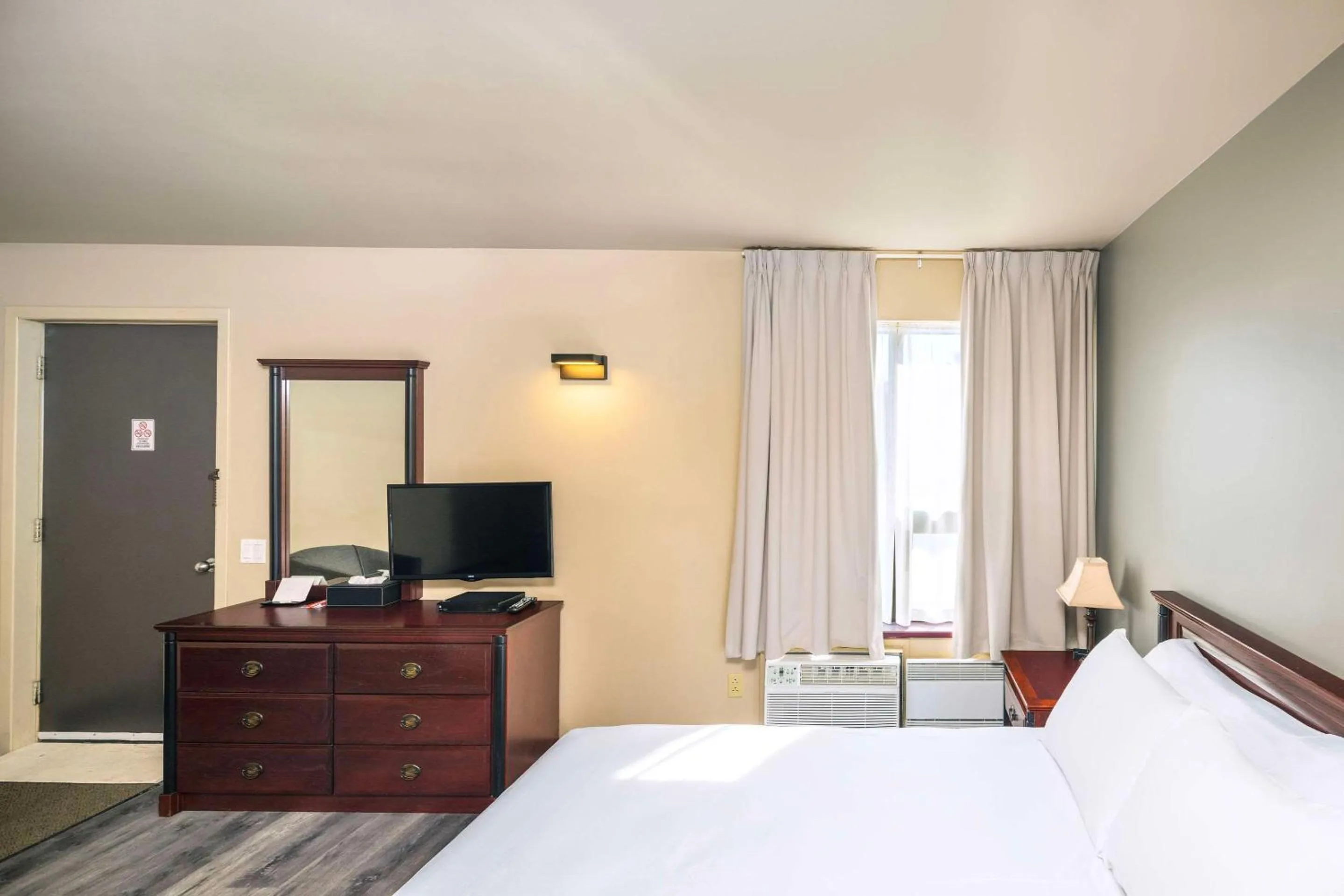 Bedroom, Bed in Econo Lodge