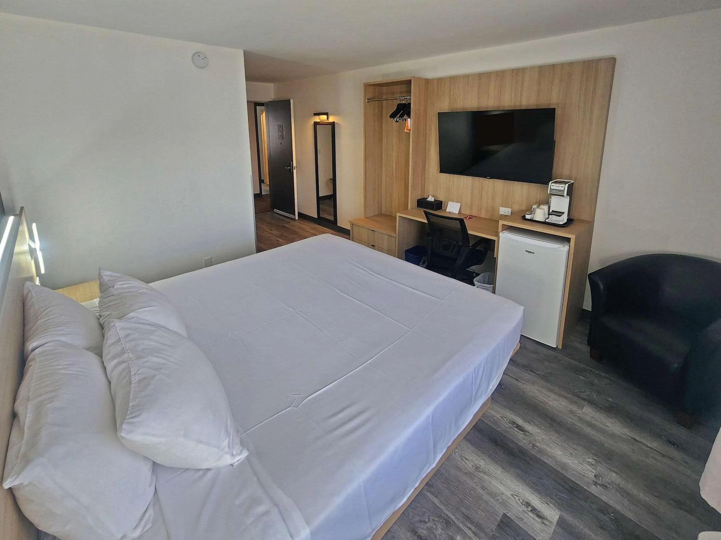 Bedroom, Bed in Econo Lodge