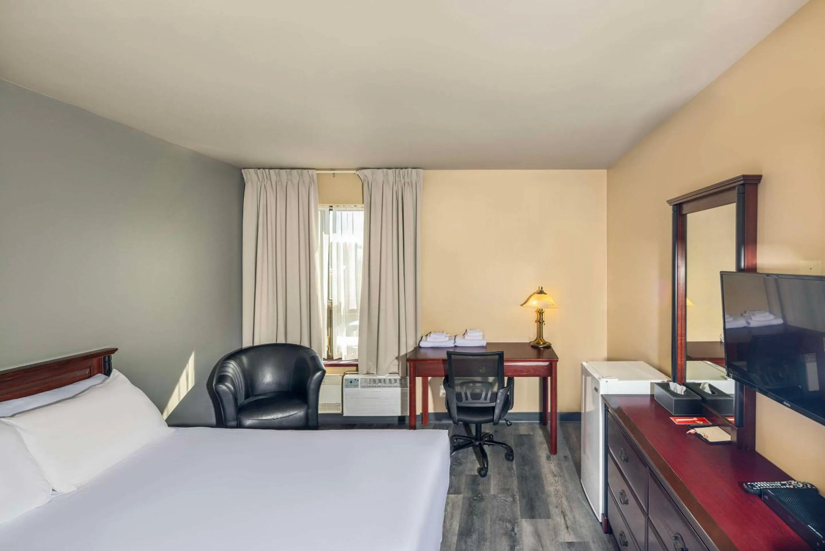 Bedroom, Bed in Econo Lodge