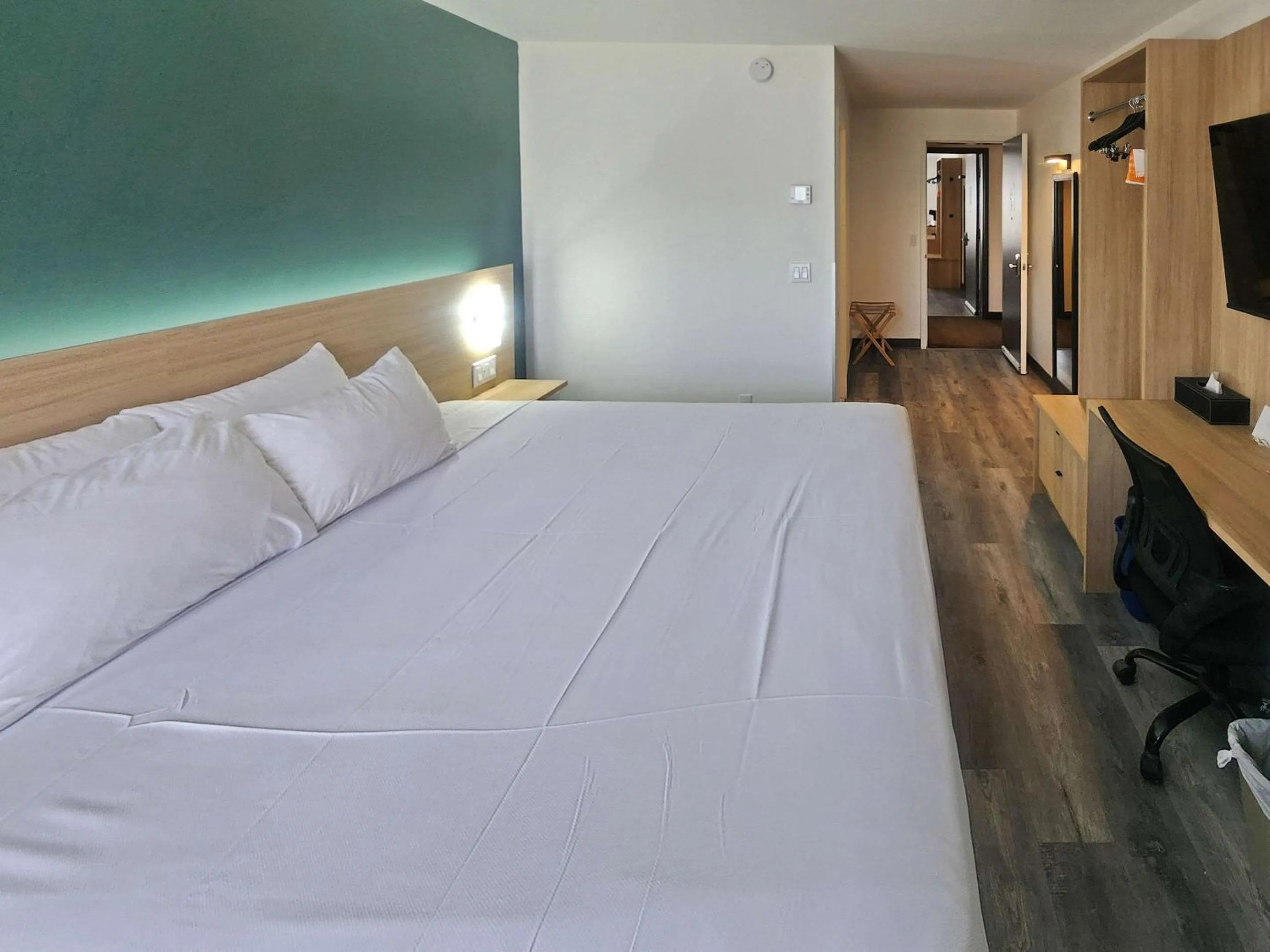 Bedroom, Bed in Econo Lodge