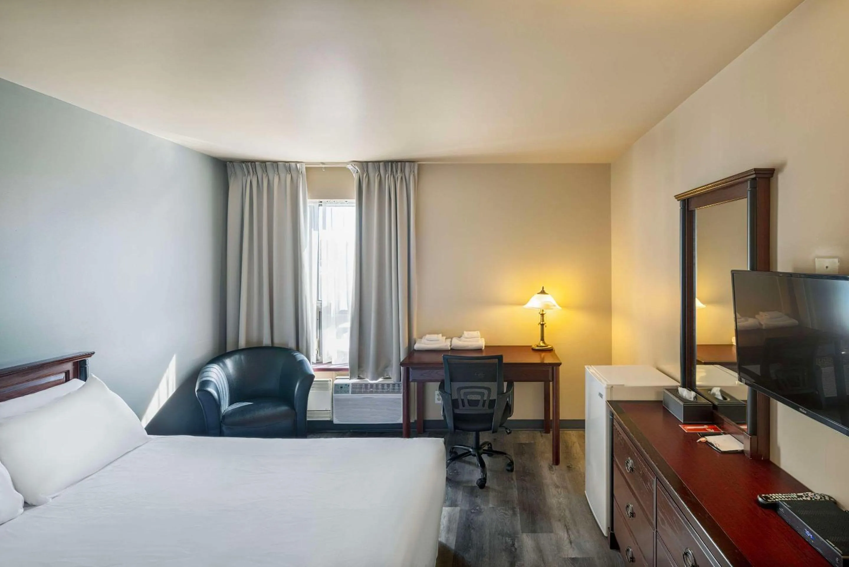 Bedroom, Bed in Econo Lodge