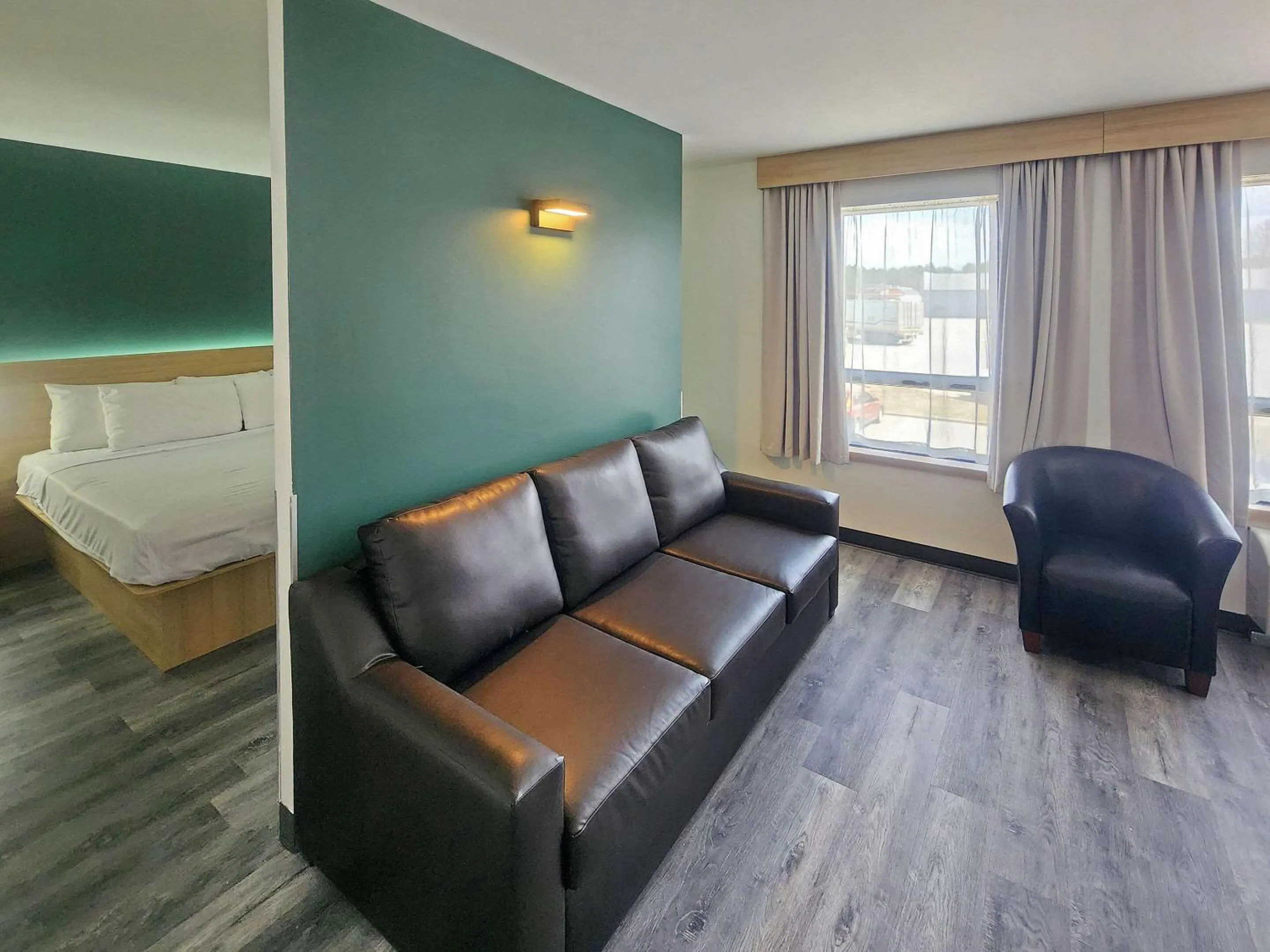 Bedroom in Econo Lodge