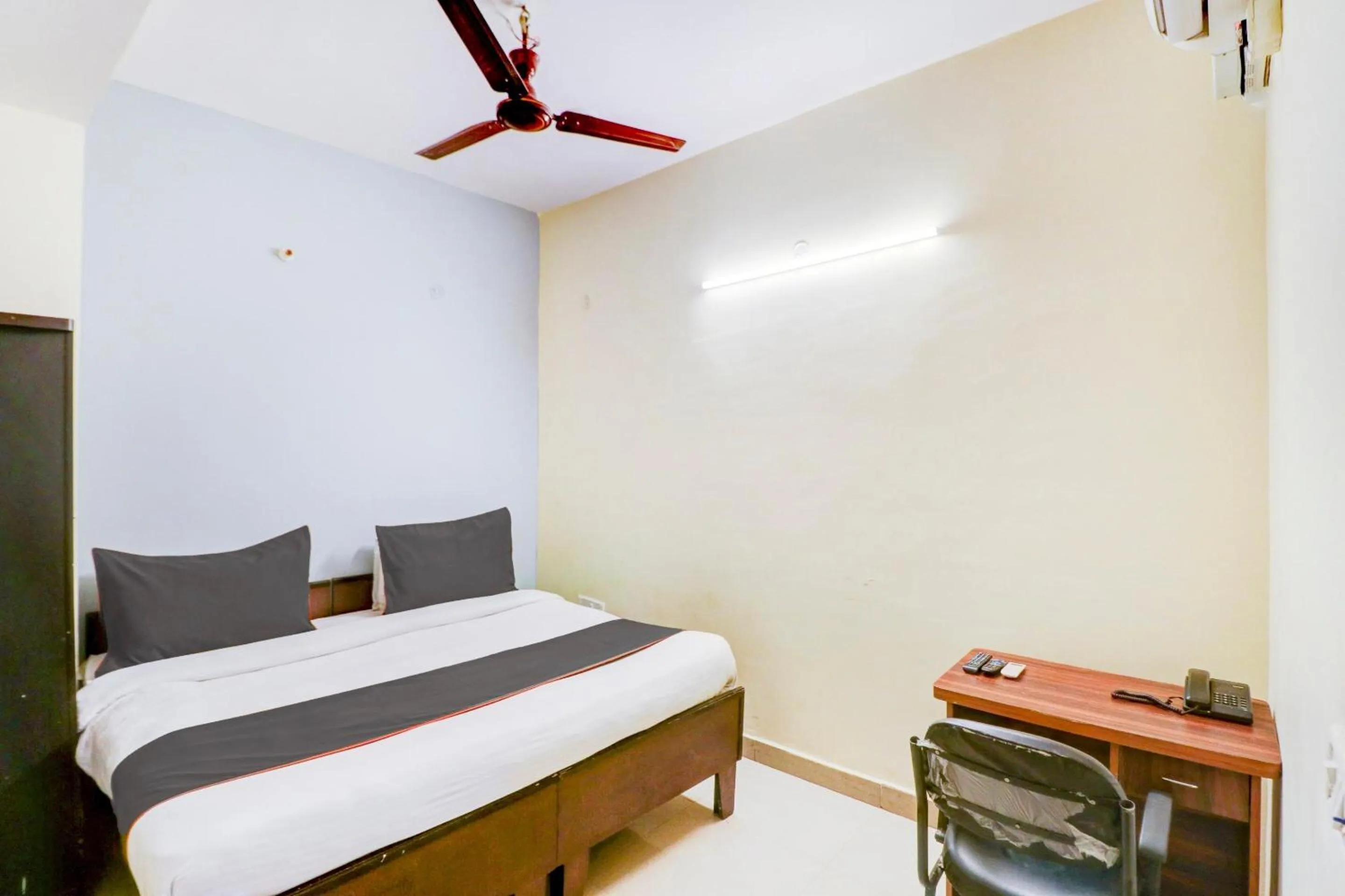 Bedroom, Bed in Hotel O Tara Patel