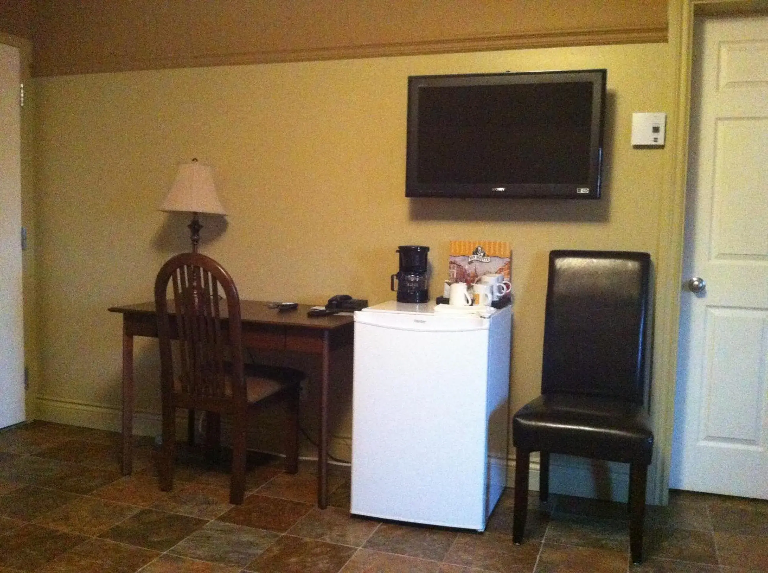 Deluxe Room with Two Queen Beds in Motel le Phare Deluxe Room with Two Queen Beds in Motel le Phare