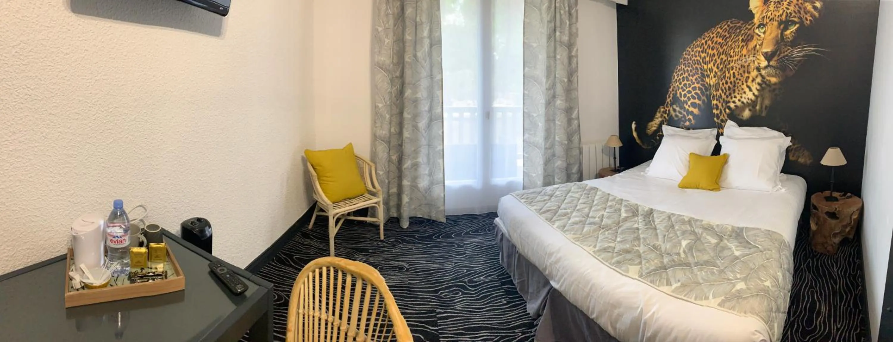 Bedroom in Au Palmyre Hôtel