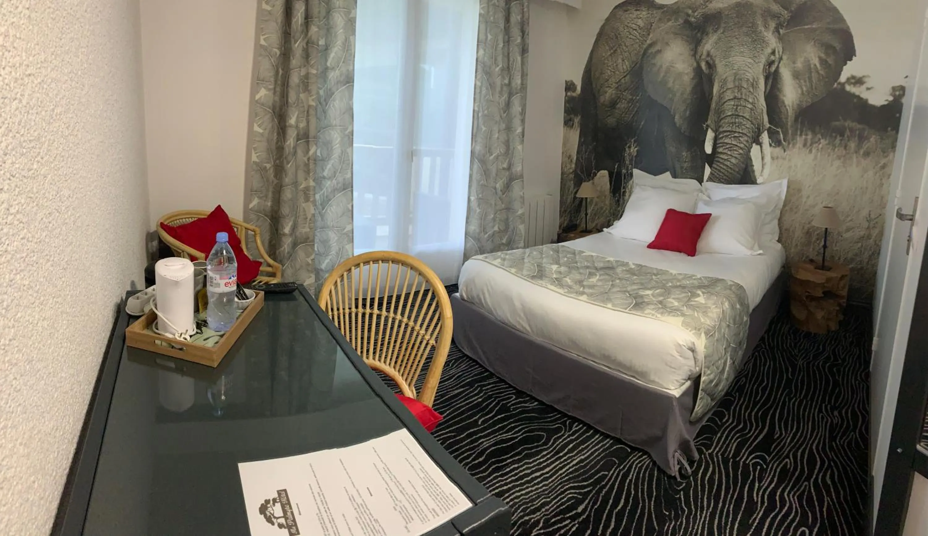 Bedroom in Au Palmyre Hôtel