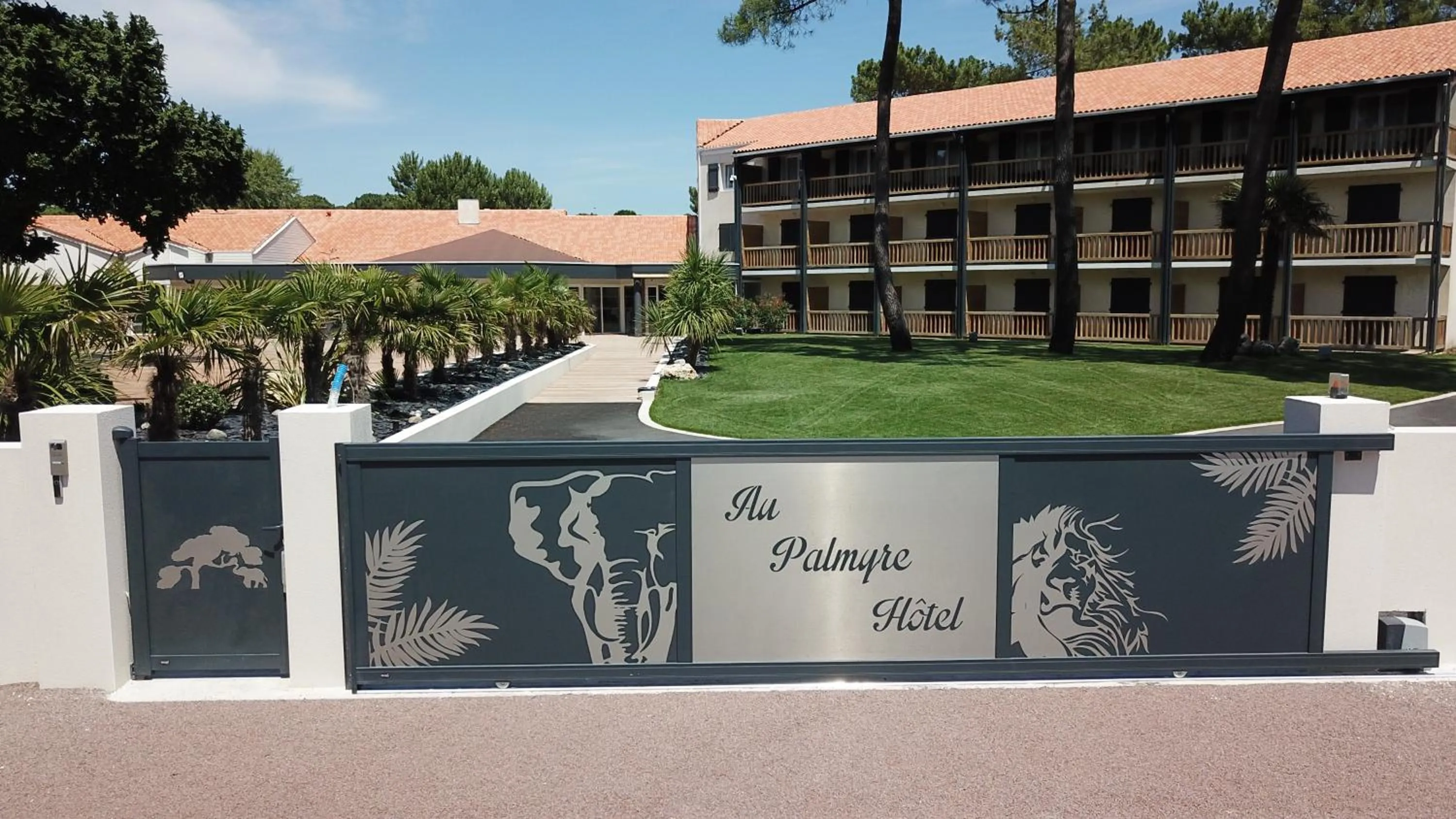 Facade/entrance in Au Palmyre Hôtel