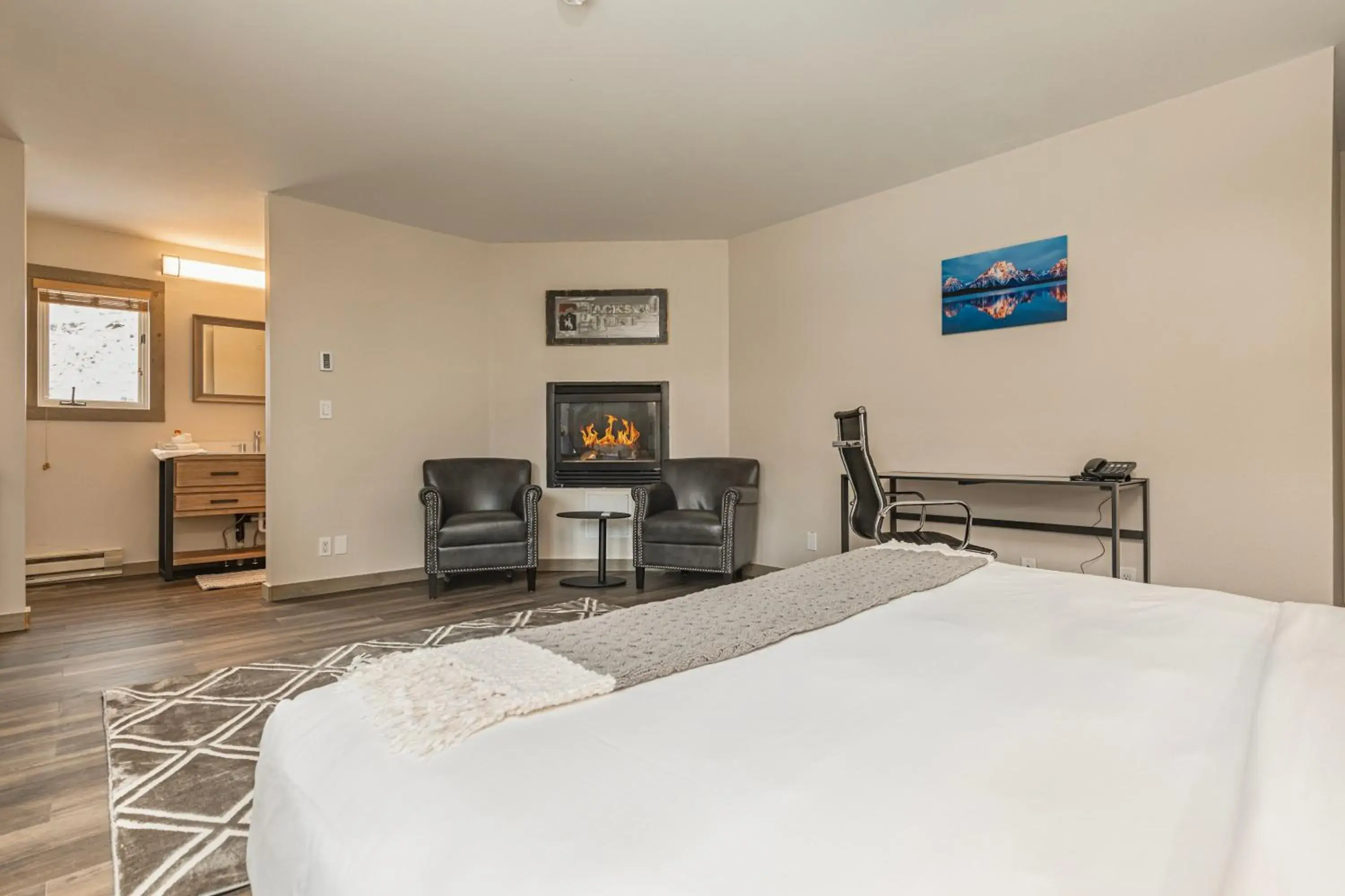 Deluxe King Room in Miller Park Lodge Deluxe King Room in Miller Park Lodge