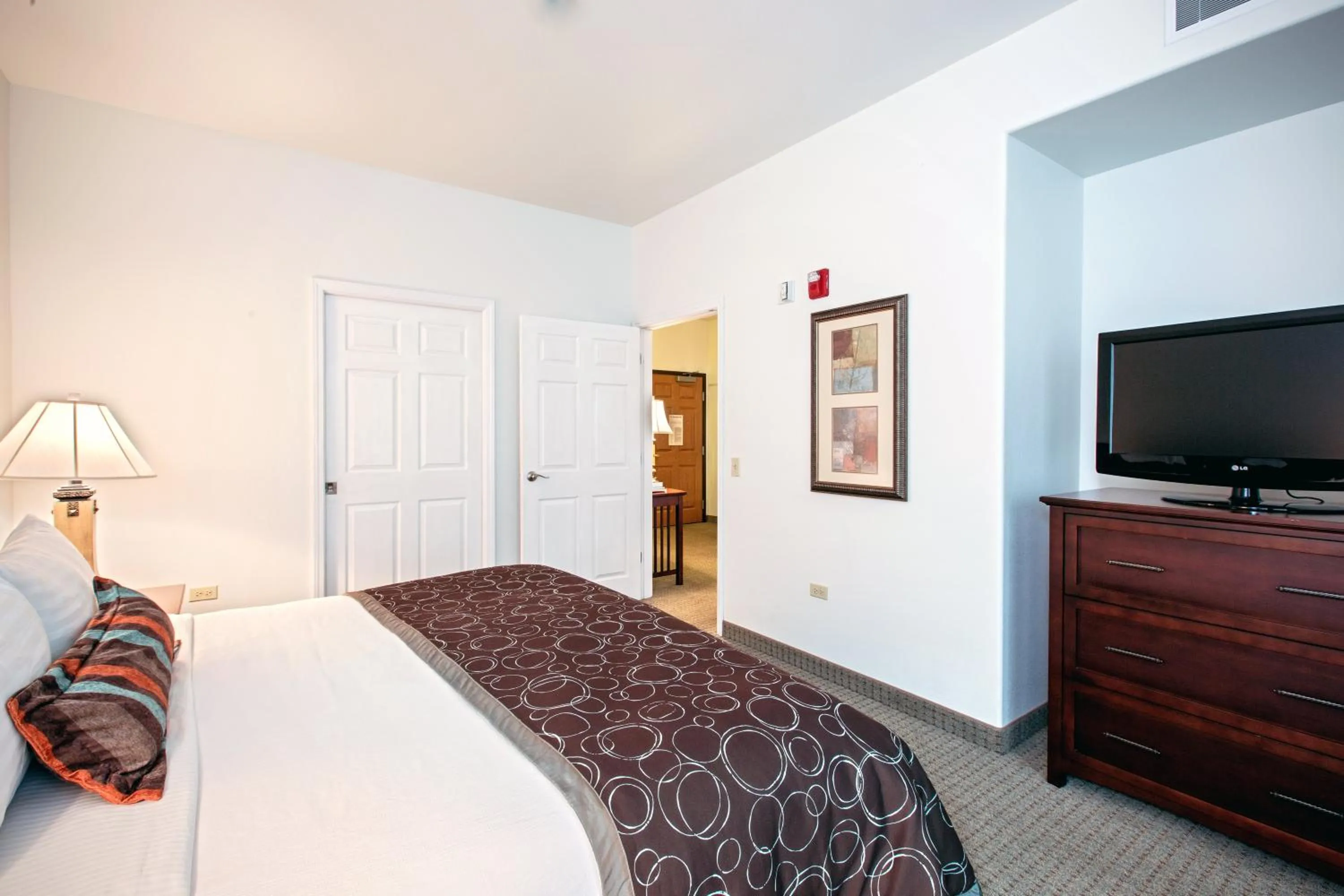 Photo of the whole room, Bed in Staybridge Suites Rockford by IHG