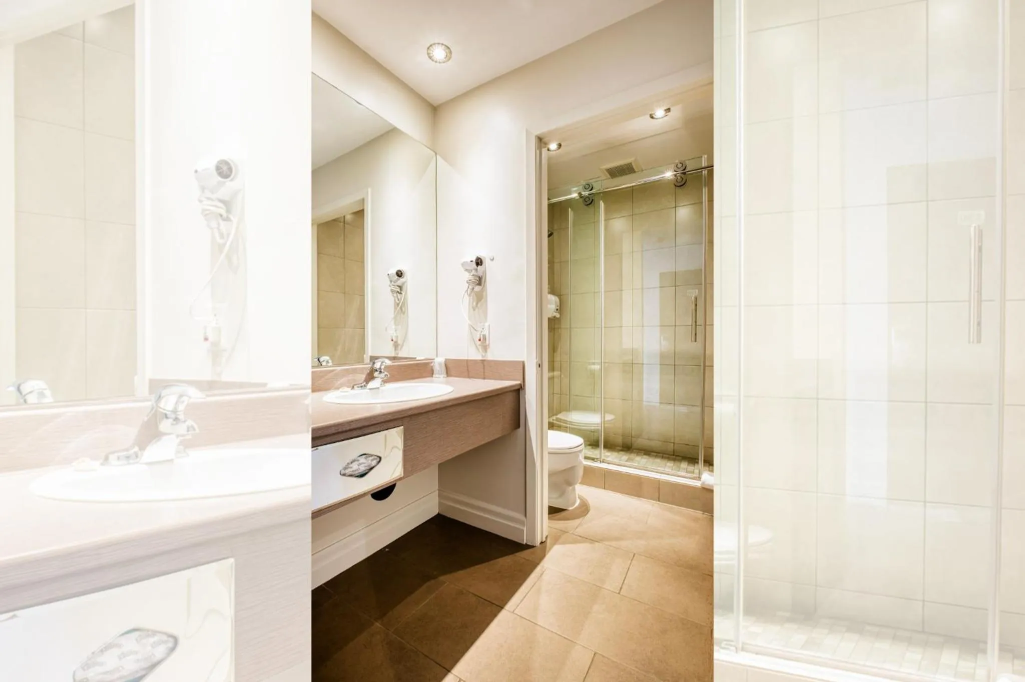 Shower in Motel Mistral