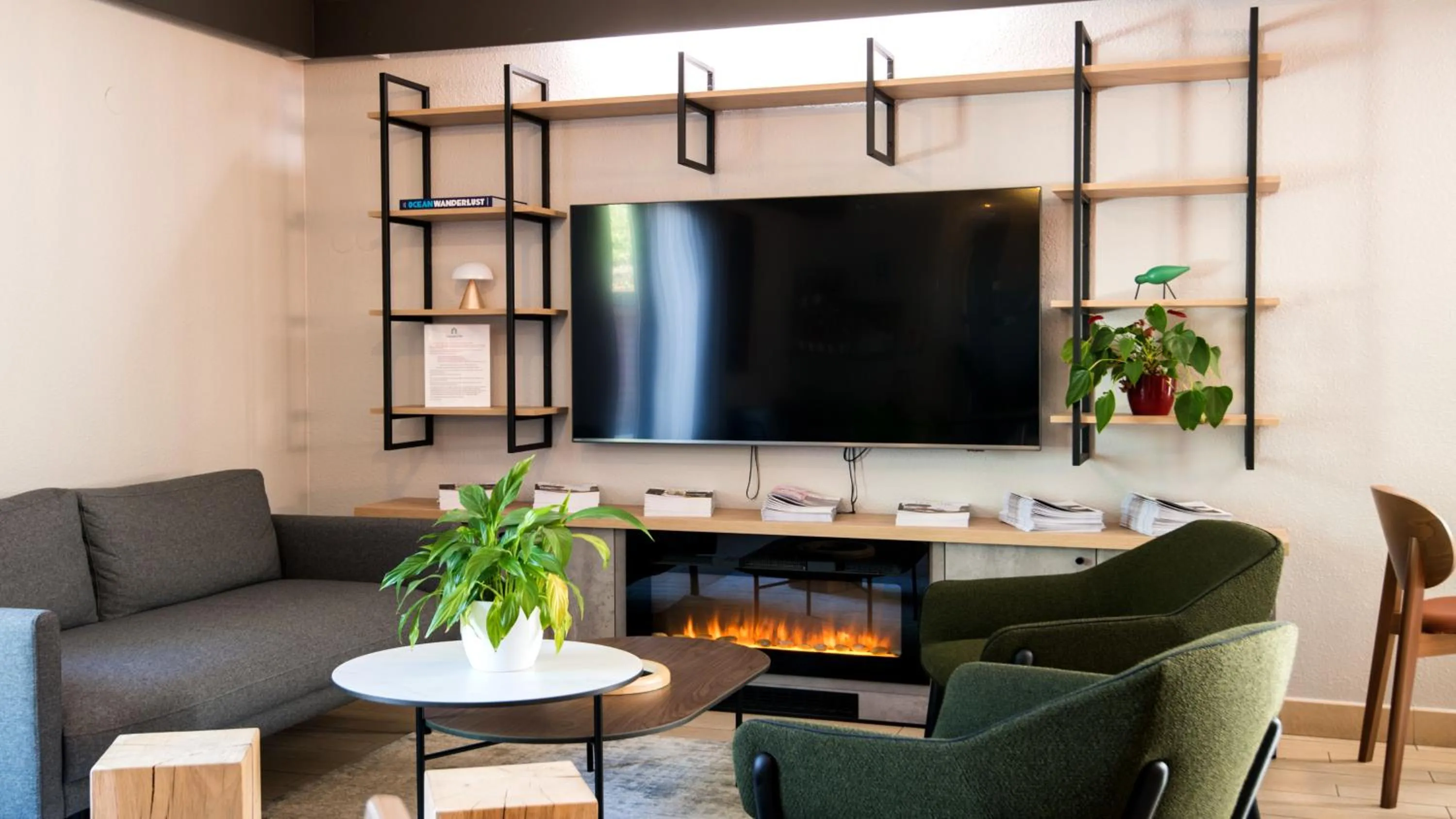 Communal lounge/ TV room in Campanile Hotel Compiegne