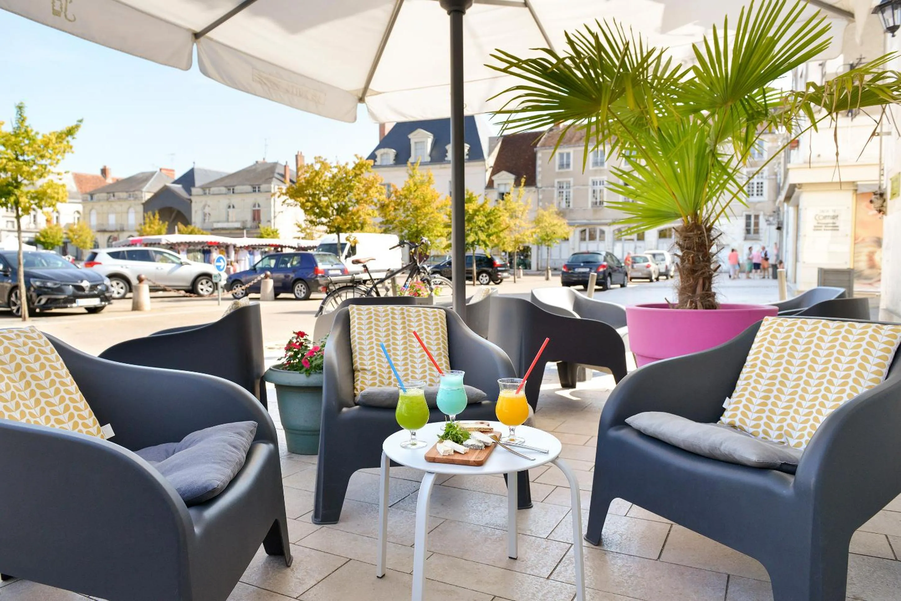 Patio in Logis Hôtel Restaurant Le Puits Doré