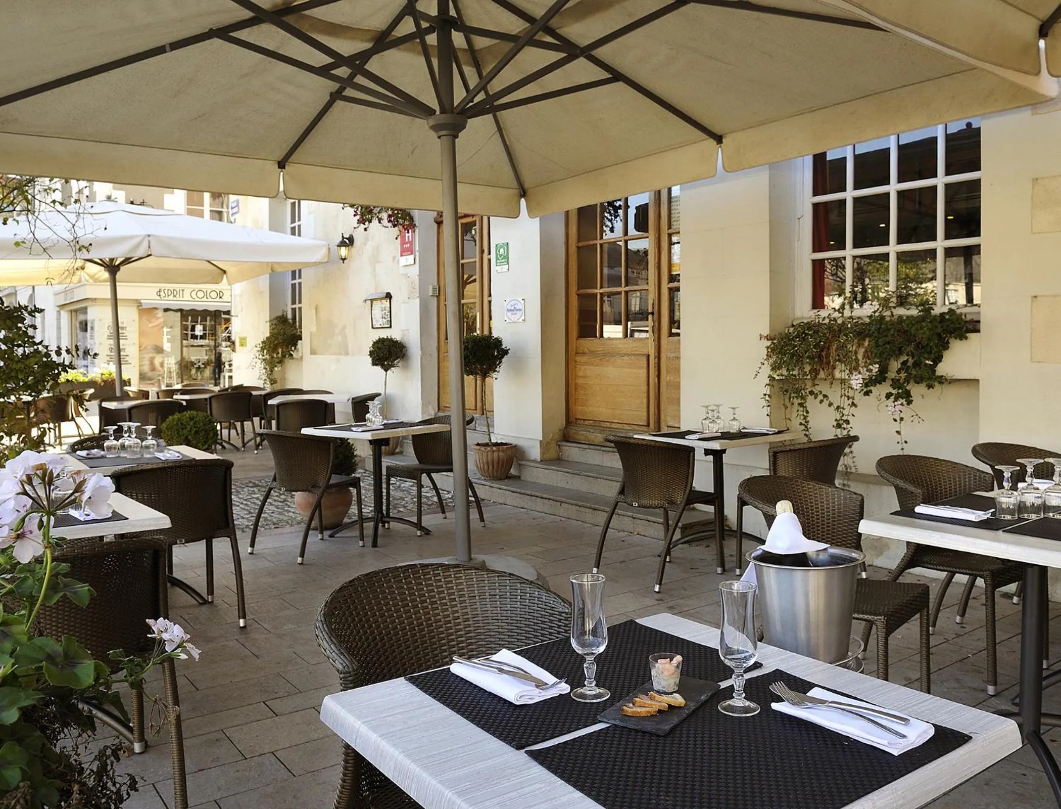 Facade/entrance in Logis Hôtel Restaurant Le Puits Doré