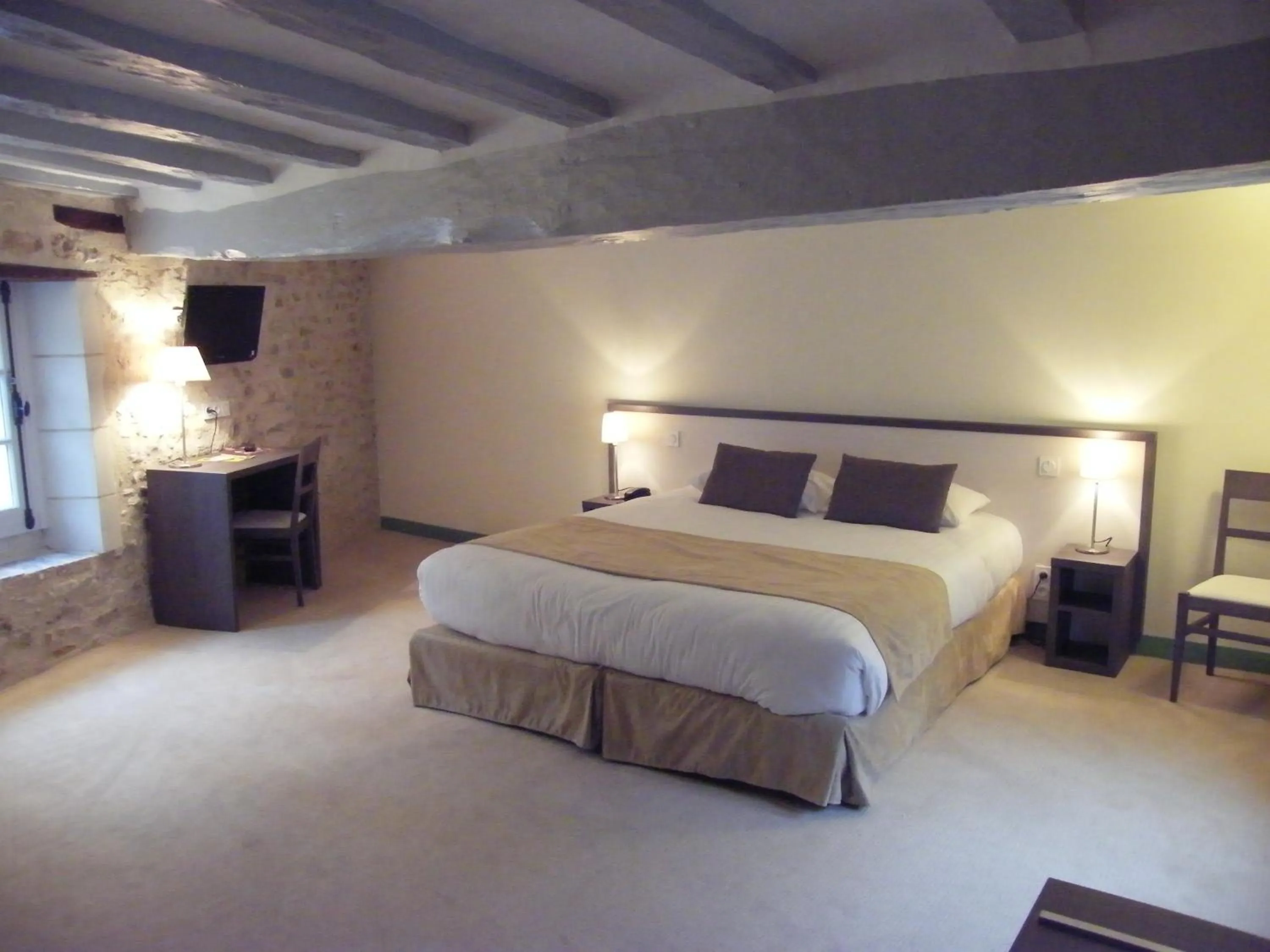 Bed in Logis Hôtel Restaurant Le Puits Doré