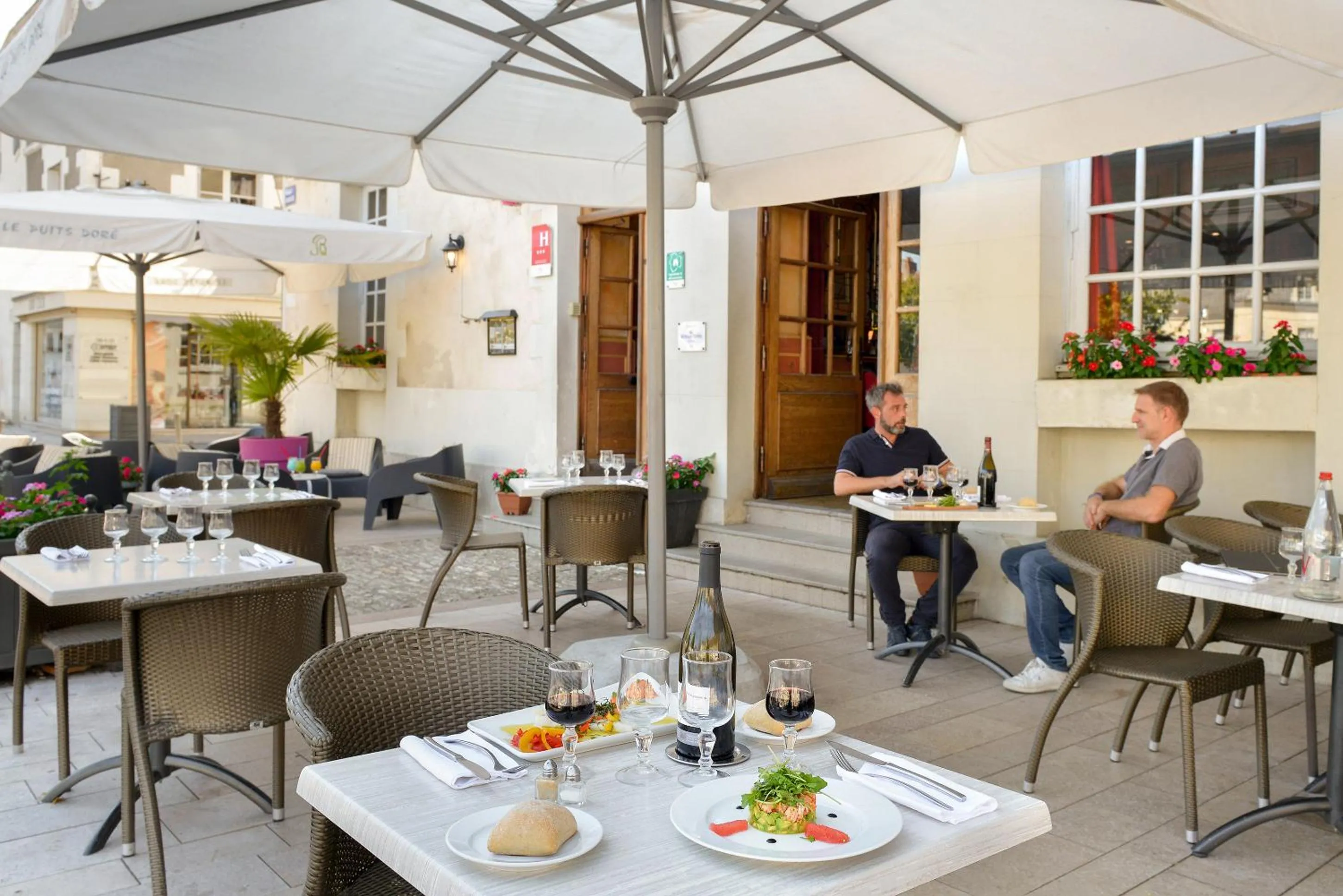 Patio in Logis Hôtel Restaurant Le Puits Doré