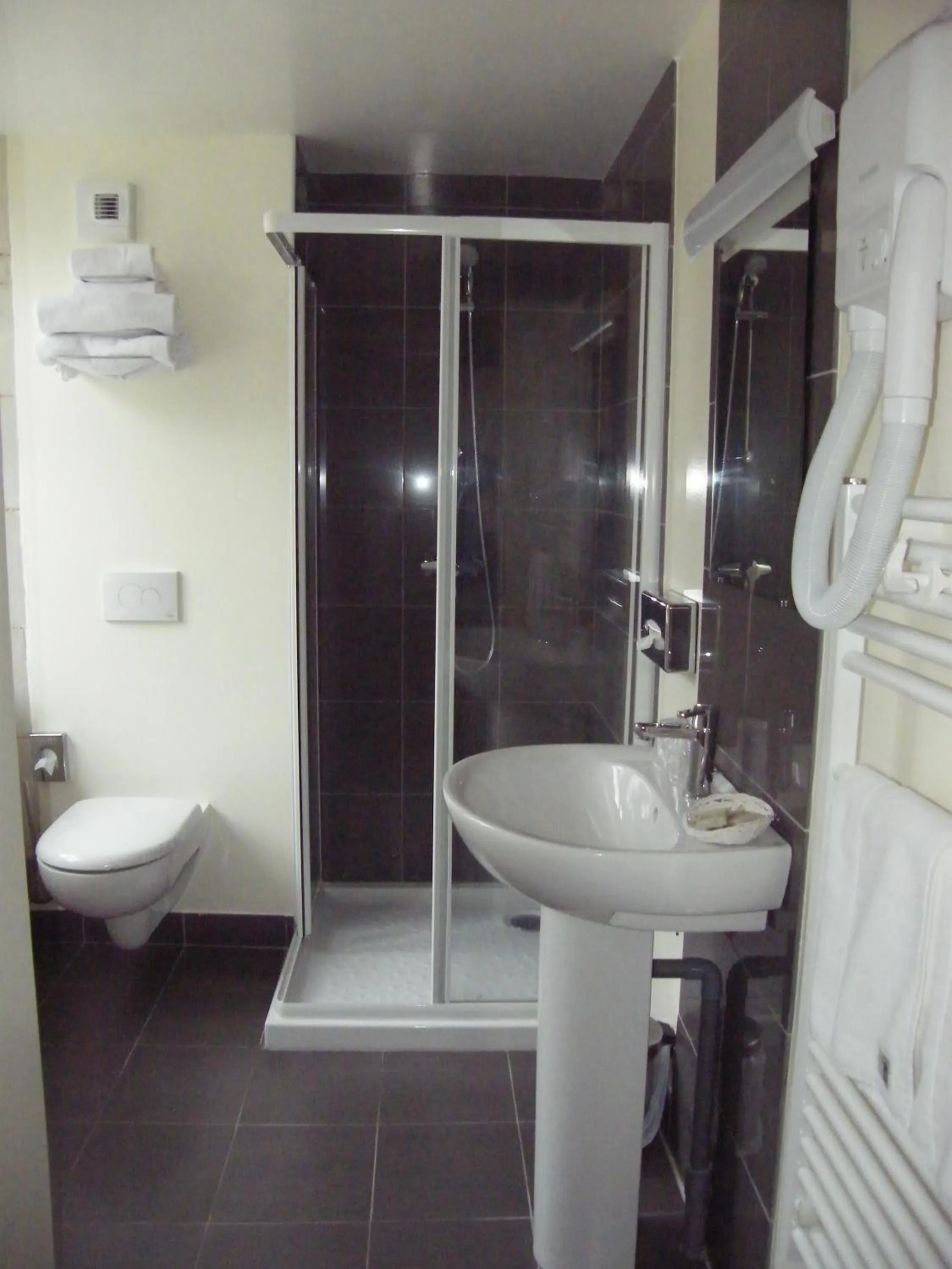 Bathroom in Logis Hôtel Restaurant Le Puits Doré