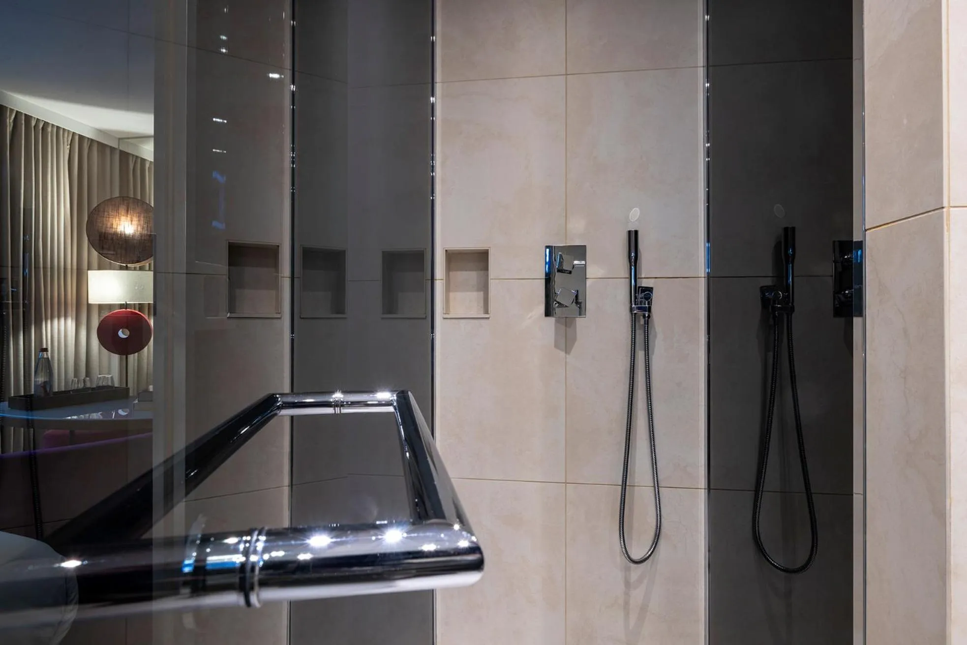 Shower in Hôtel Etoile Maillot