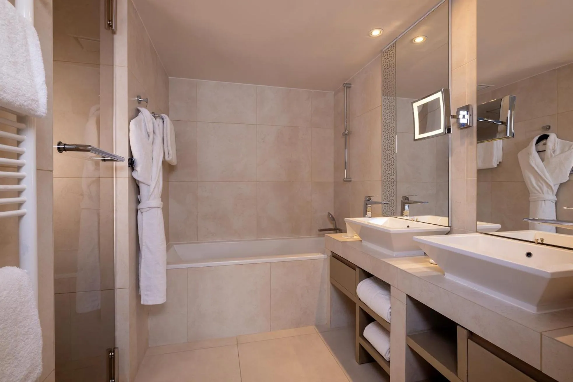 Shower in Hôtel Etoile Maillot