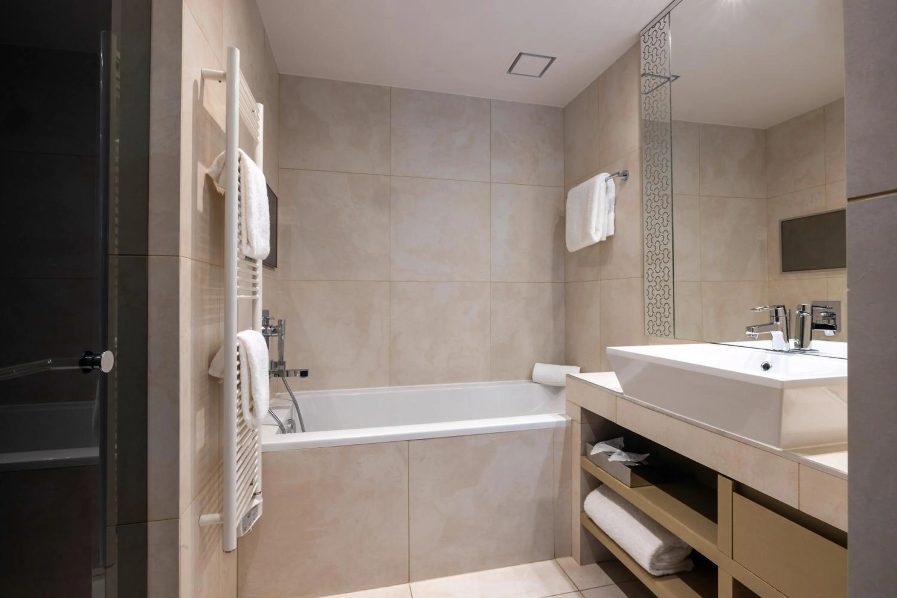 Bathroom in Hôtel Etoile Maillot