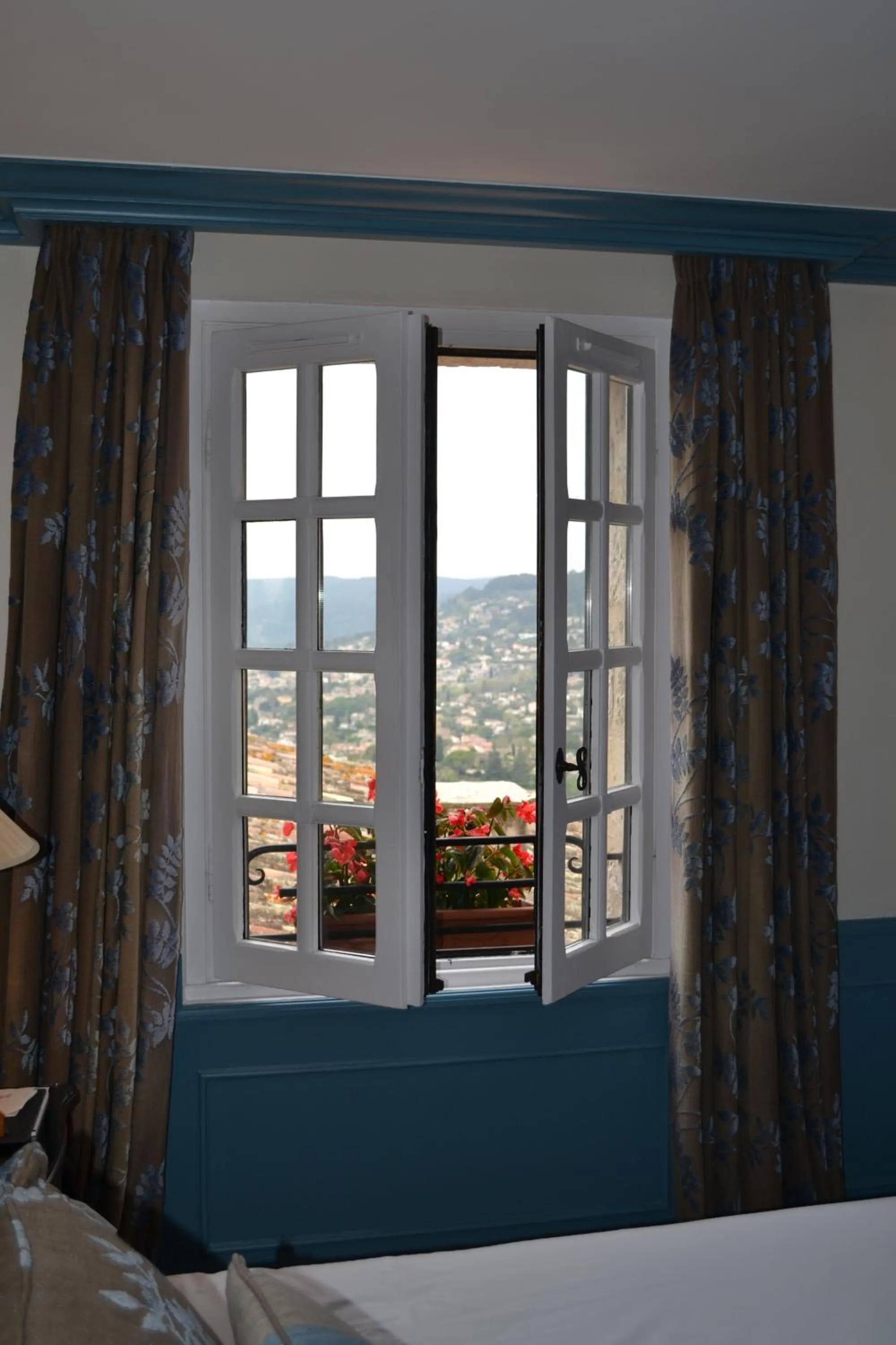 View (from property/room), Bed in Hotel Le Saint Paul