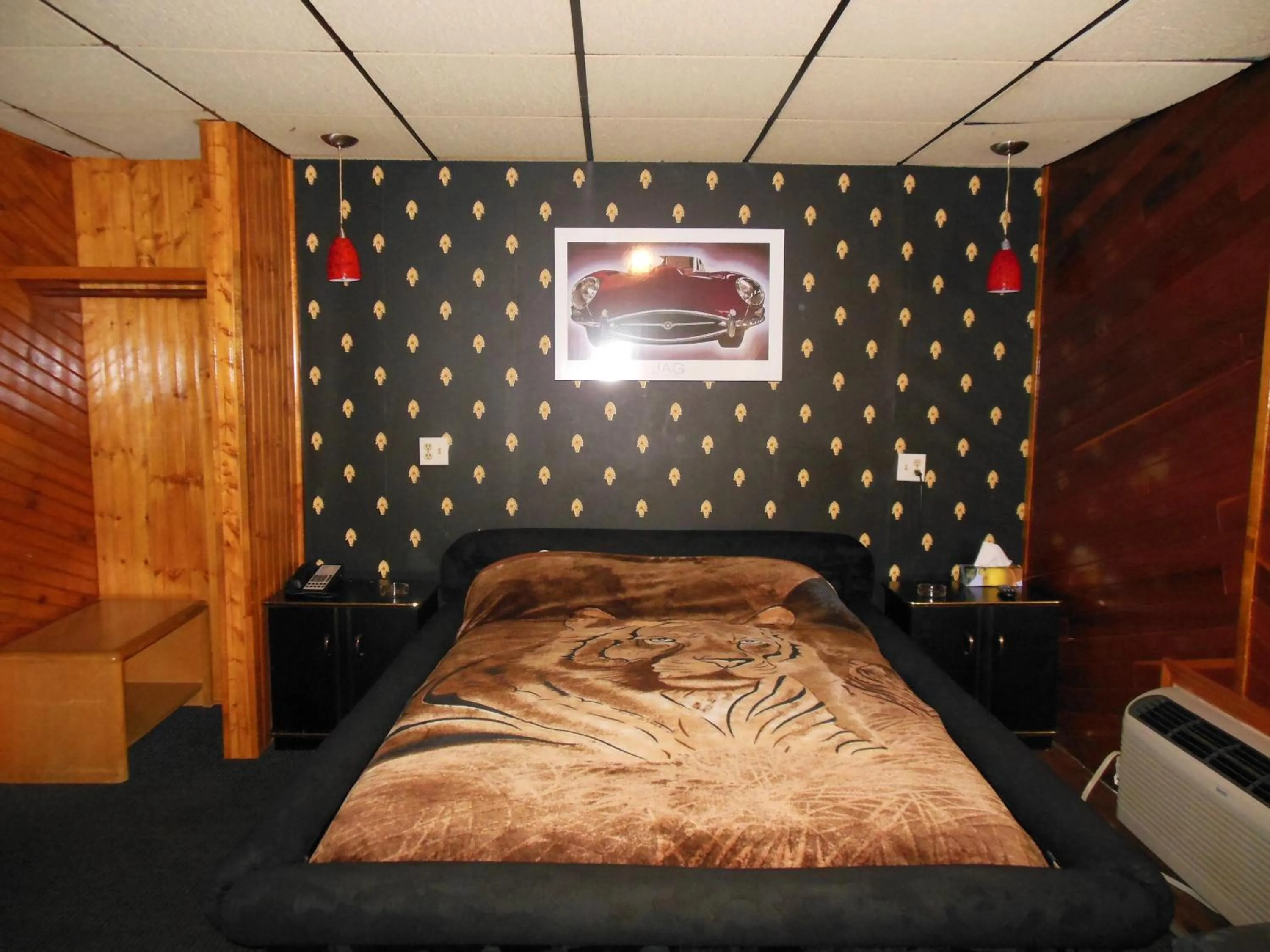 Bedroom, Bed in Motor Court Motel