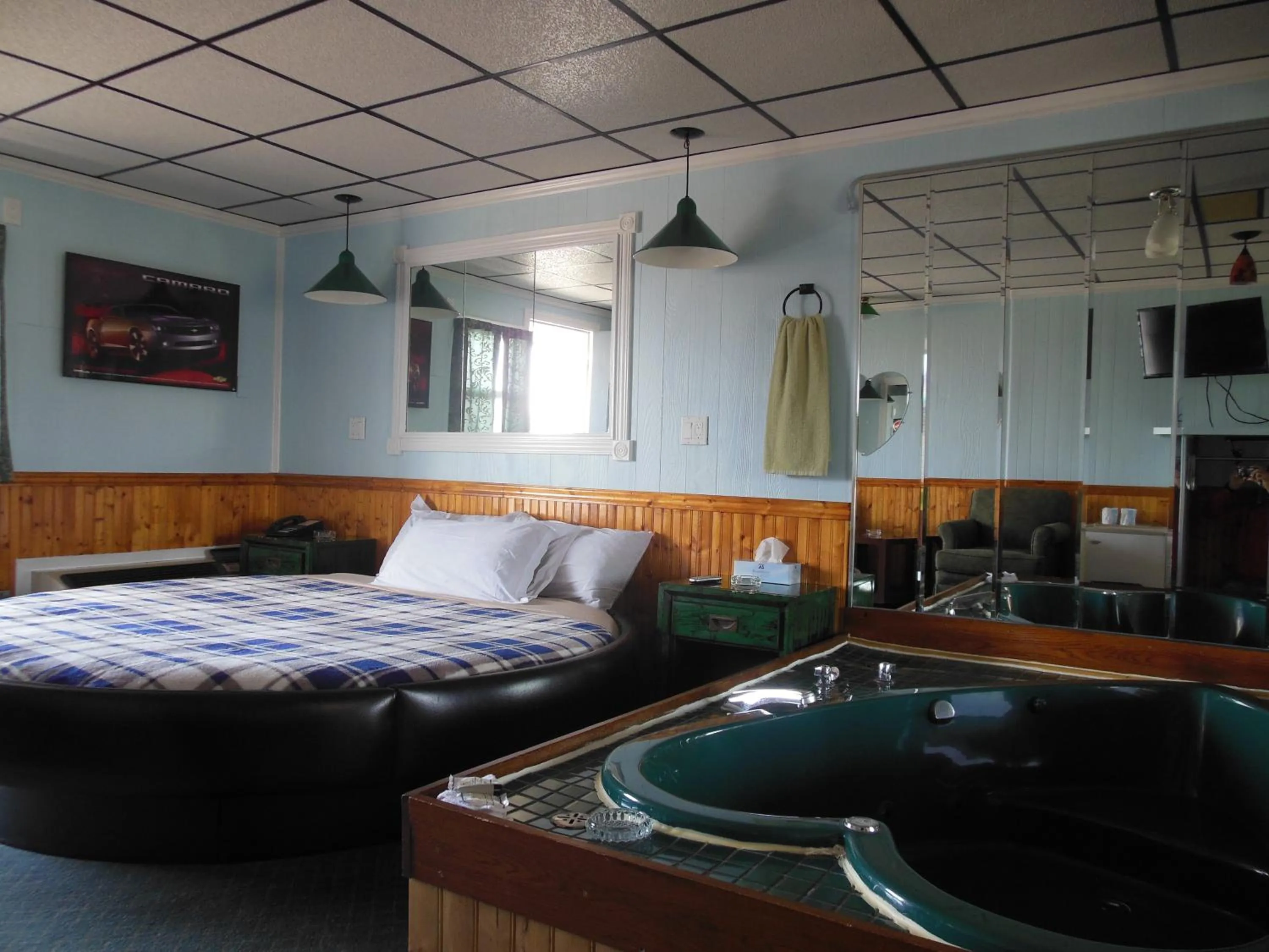 Photo of the whole room, Bed in Motor Court Motel