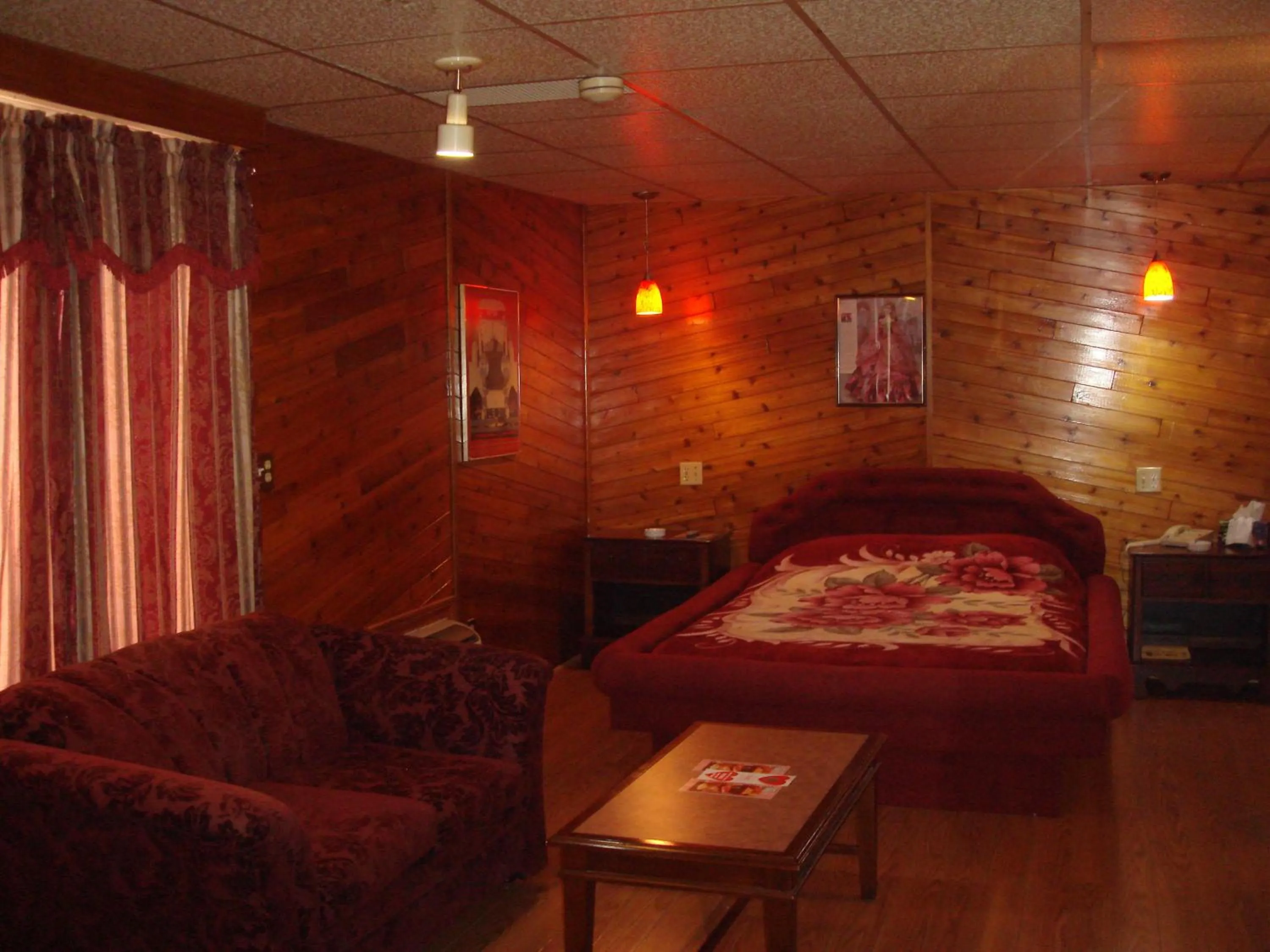 Bedroom, Bed in Motor Court Motel