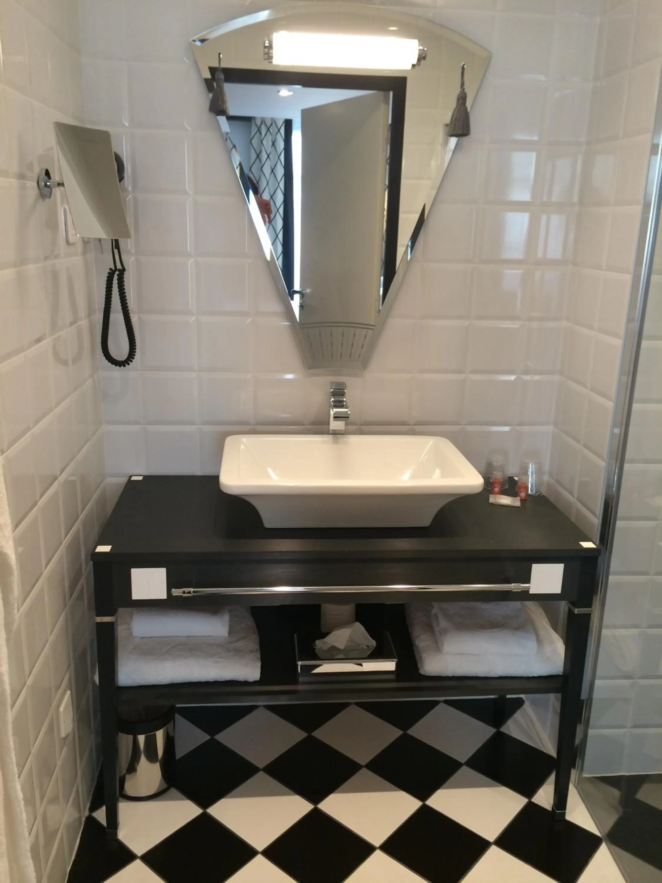 Bathroom in Jehan De Beauce - Les Collectionneurs