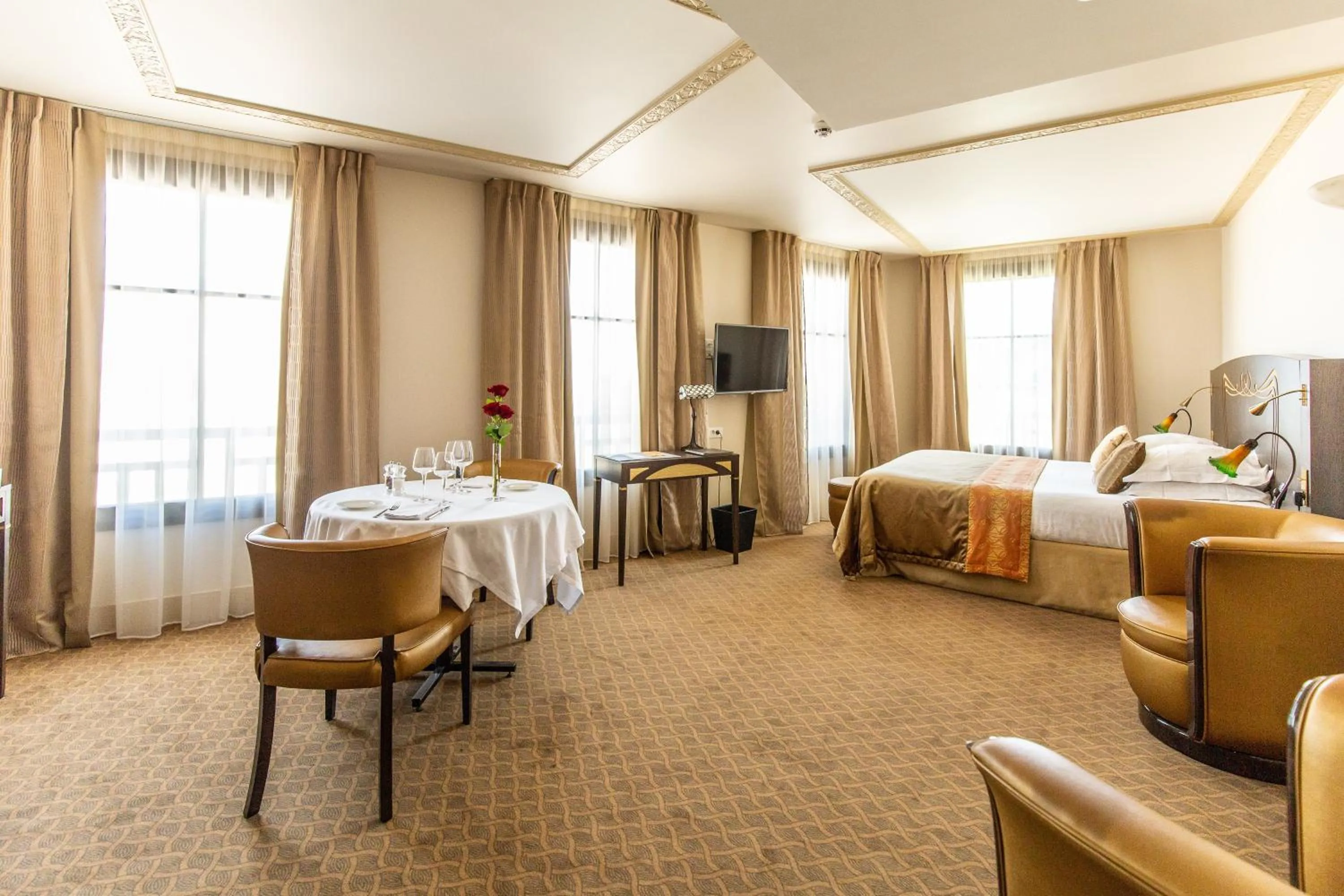 Decorative detail, Bed in Jehan De Beauce - Les Collectionneurs