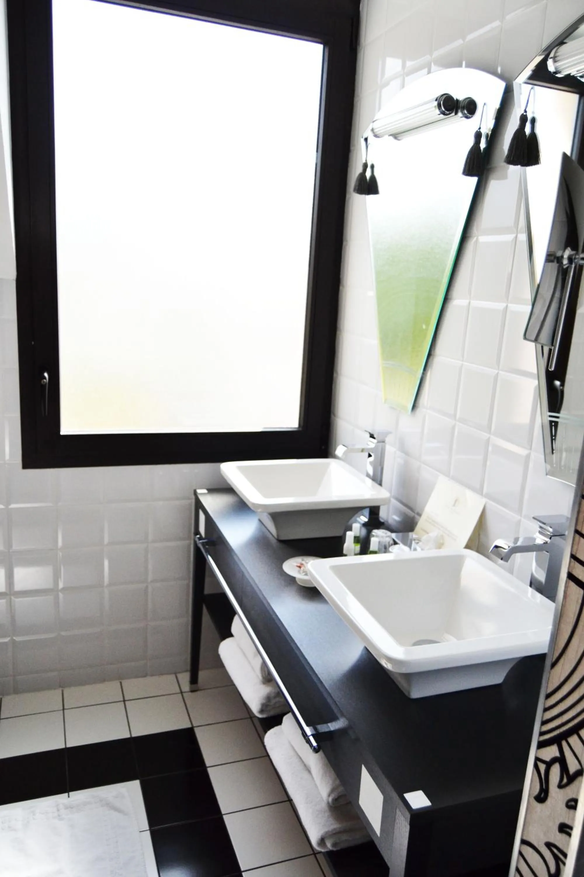 Bathroom in Jehan De Beauce - Les Collectionneurs