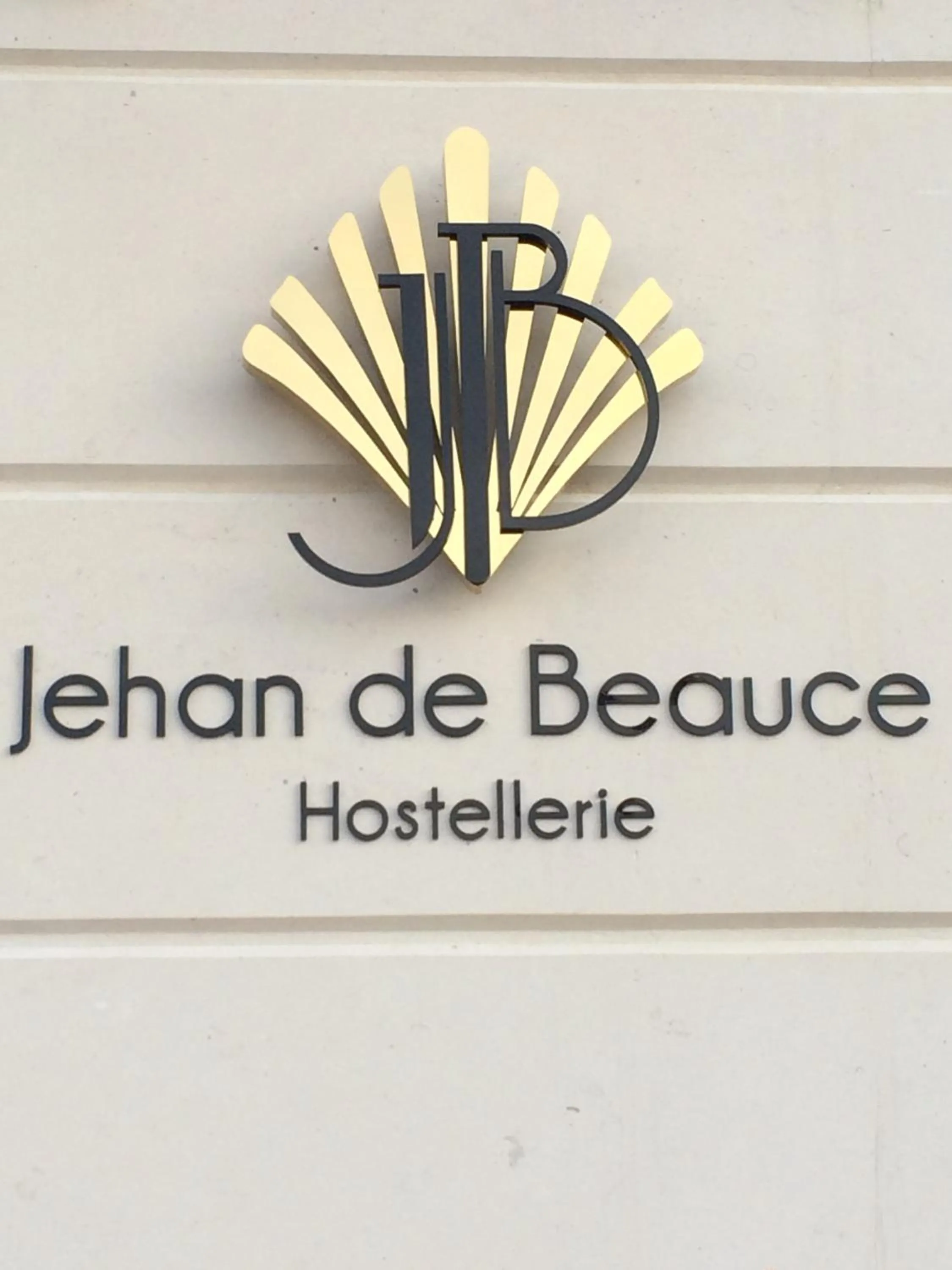 Facade/entrance in Jehan De Beauce - Les Collectionneurs