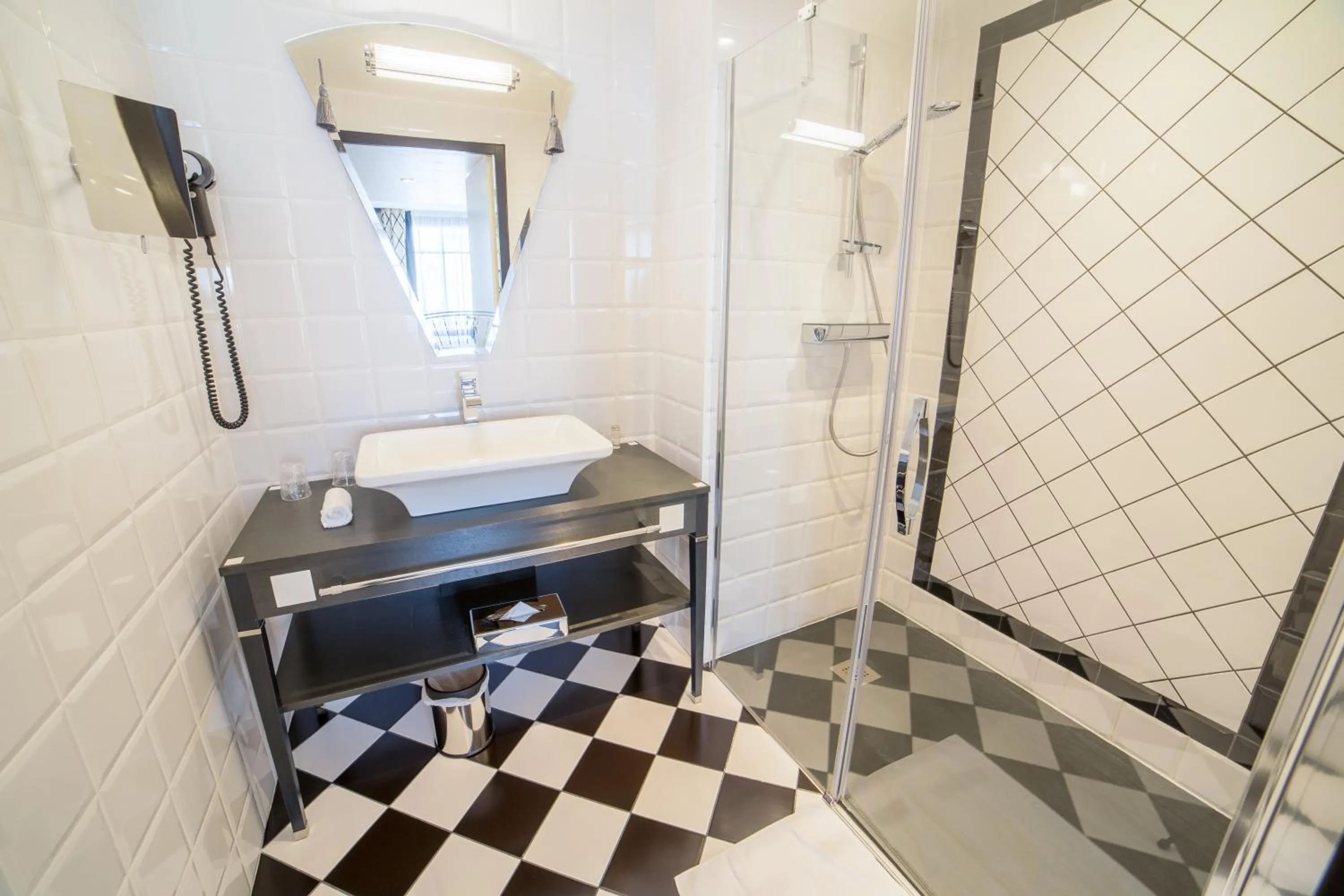 Bathroom in Jehan De Beauce - Les Collectionneurs