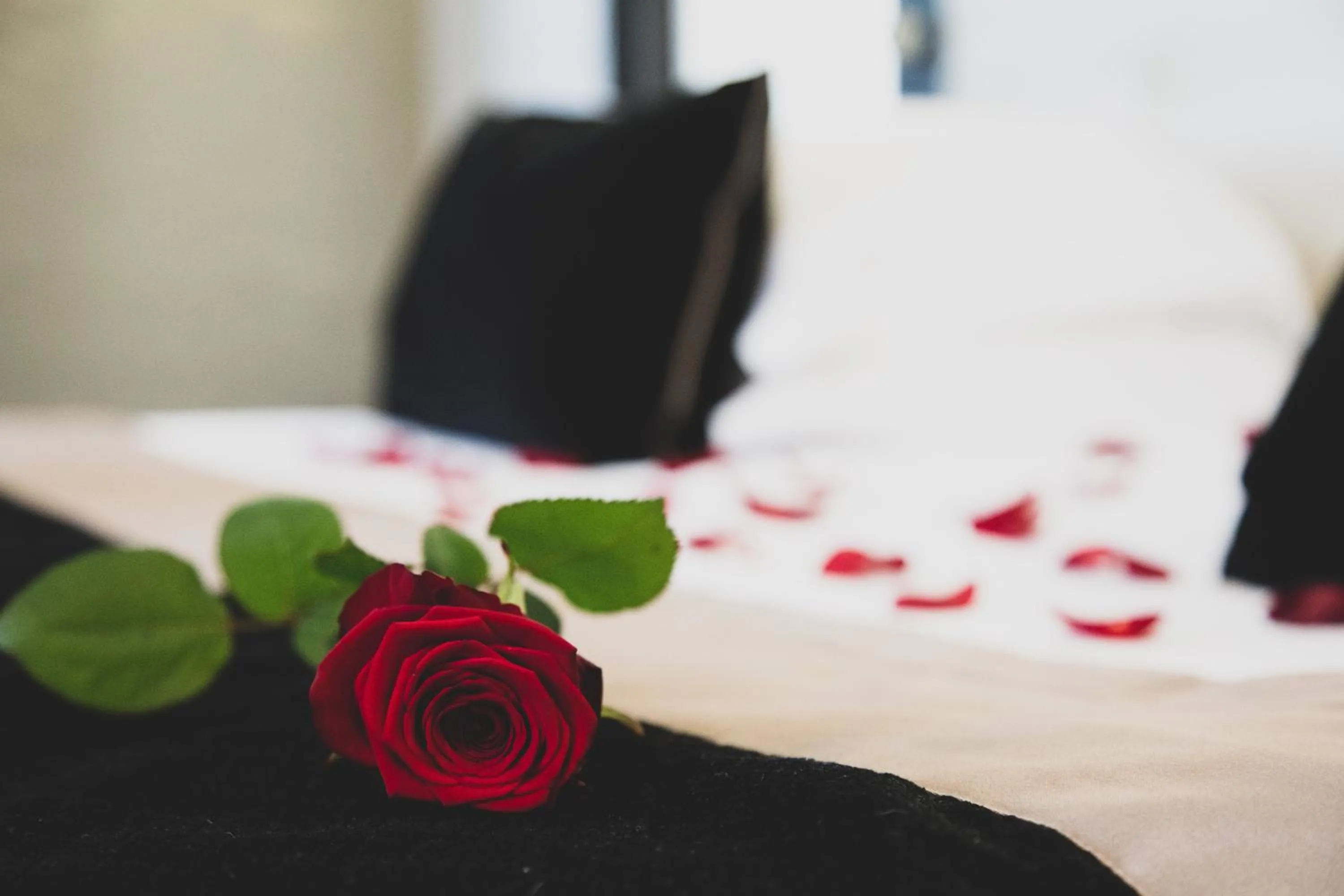 Decorative detail, Bed in Jehan De Beauce - Les Collectionneurs