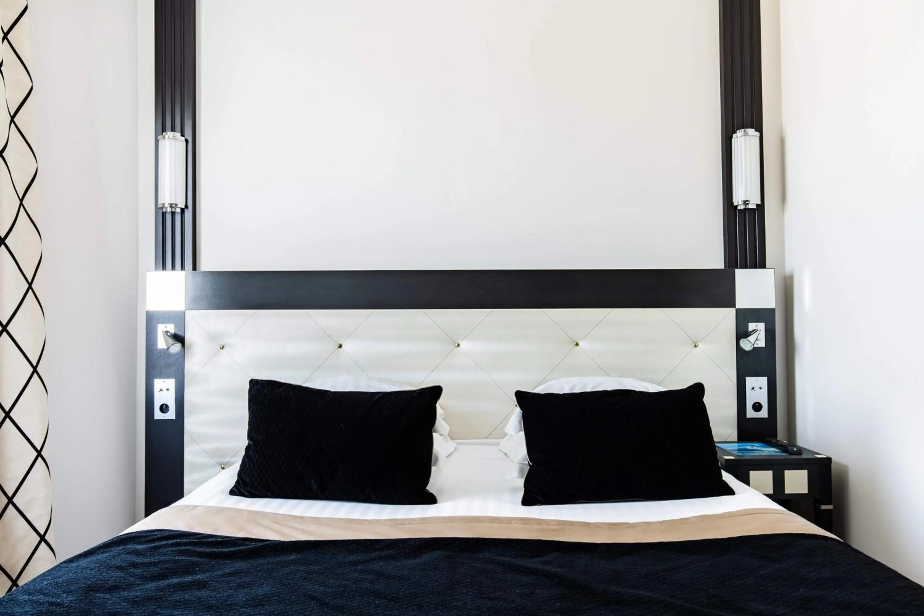 Decorative detail, Bed in Jehan De Beauce - Les Collectionneurs