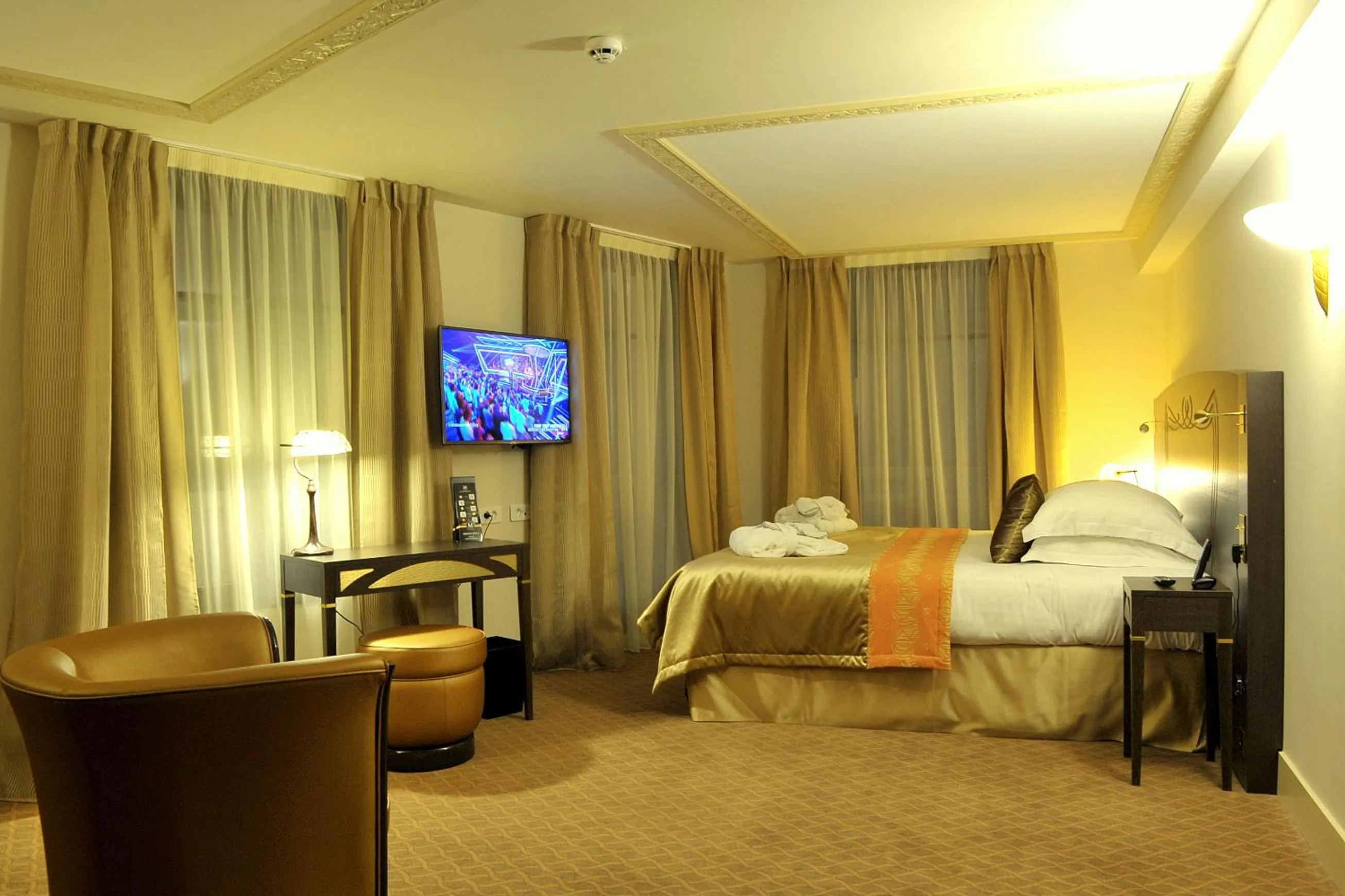 Bedroom, Bed in Jehan De Beauce - Les Collectionneurs