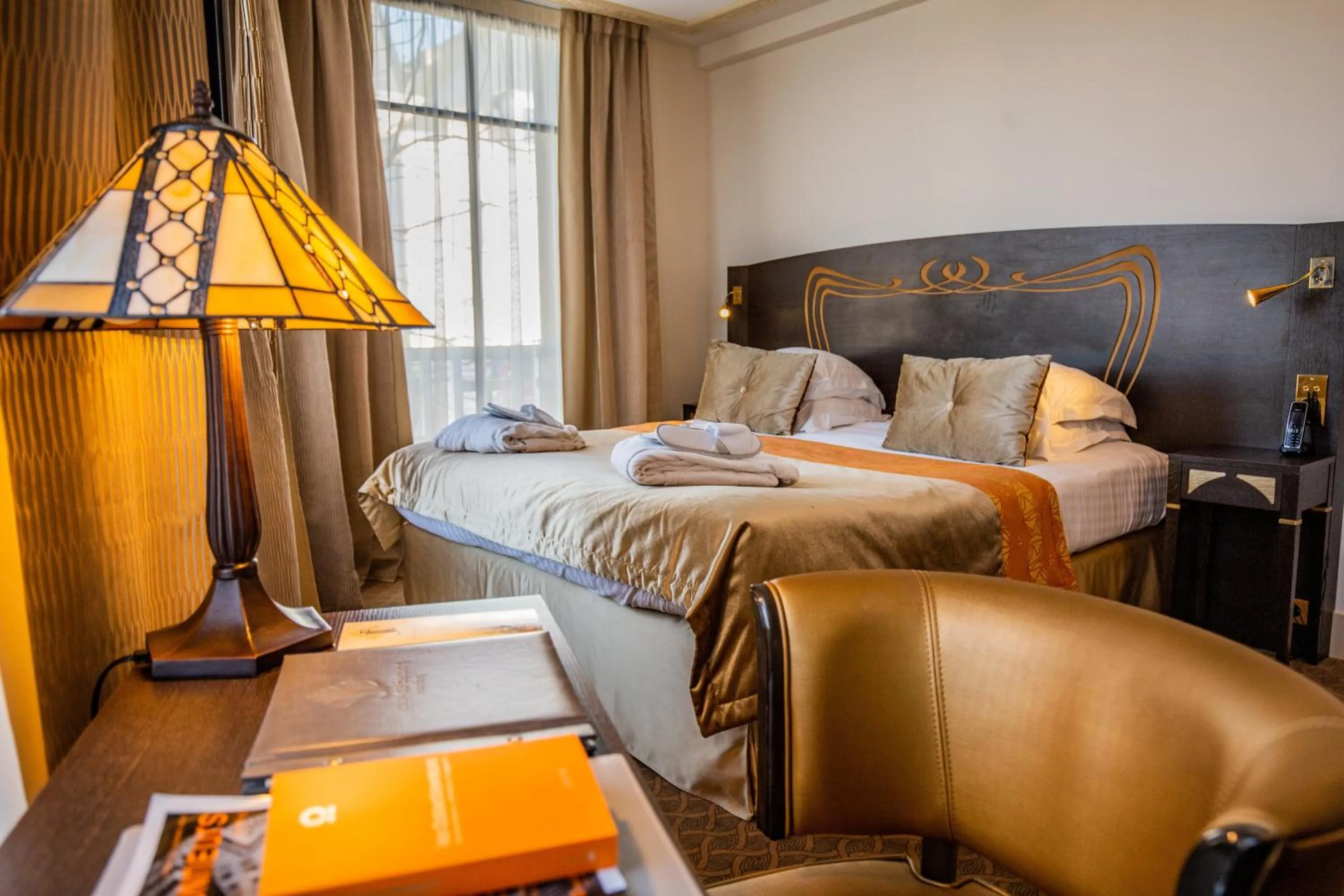 Decorative detail, Bed in Jehan De Beauce - Les Collectionneurs