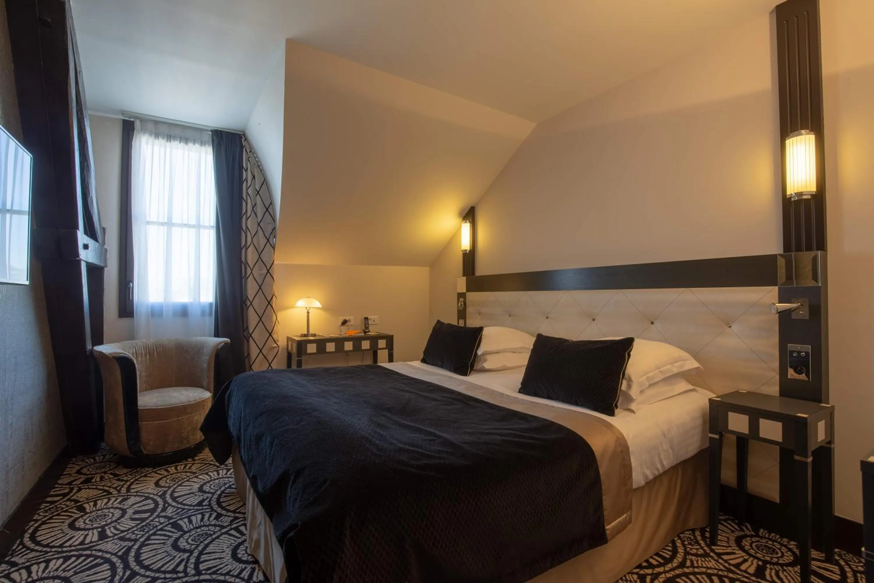 Photo of the whole room, Bed in Jehan De Beauce - Les Collectionneurs