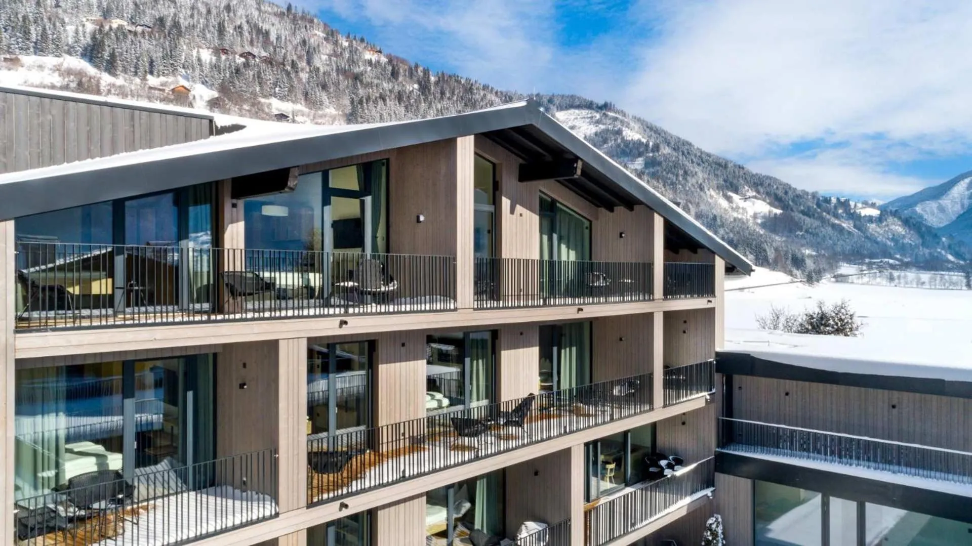 Property building in Emma Deluxe Aparthotel aircondition in summer & ganzjährig beheizter Außenpool direkt beim Skibus