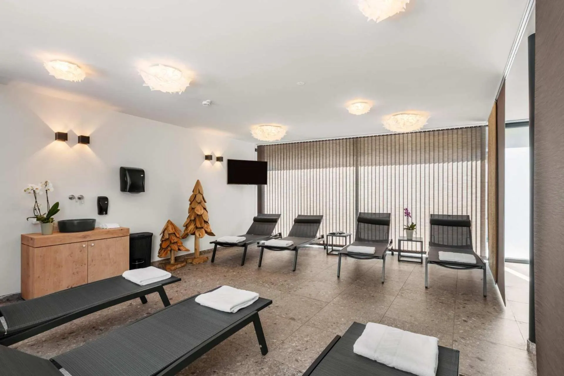 Sauna in Emma Deluxe Aparthotel aircondition in summer & ganzjährig beheizter Außenpool direkt beim Skibus