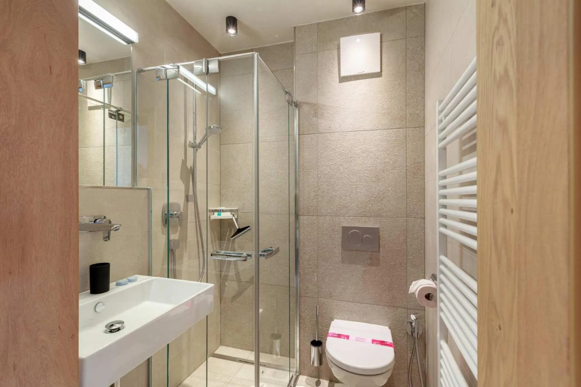 Toilet in Emma Deluxe Aparthotel aircondition in summer & ganzjährig beheizter Außenpool direkt beim Skibus