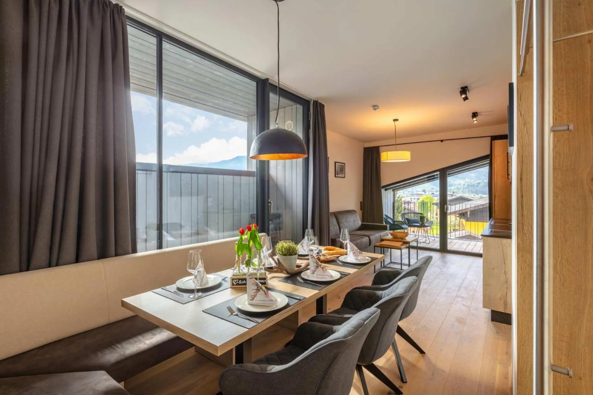 Dining area in Emma Deluxe Aparthotel aircondition in summer & ganzjährig beheizter Außenpool direkt beim Skibus